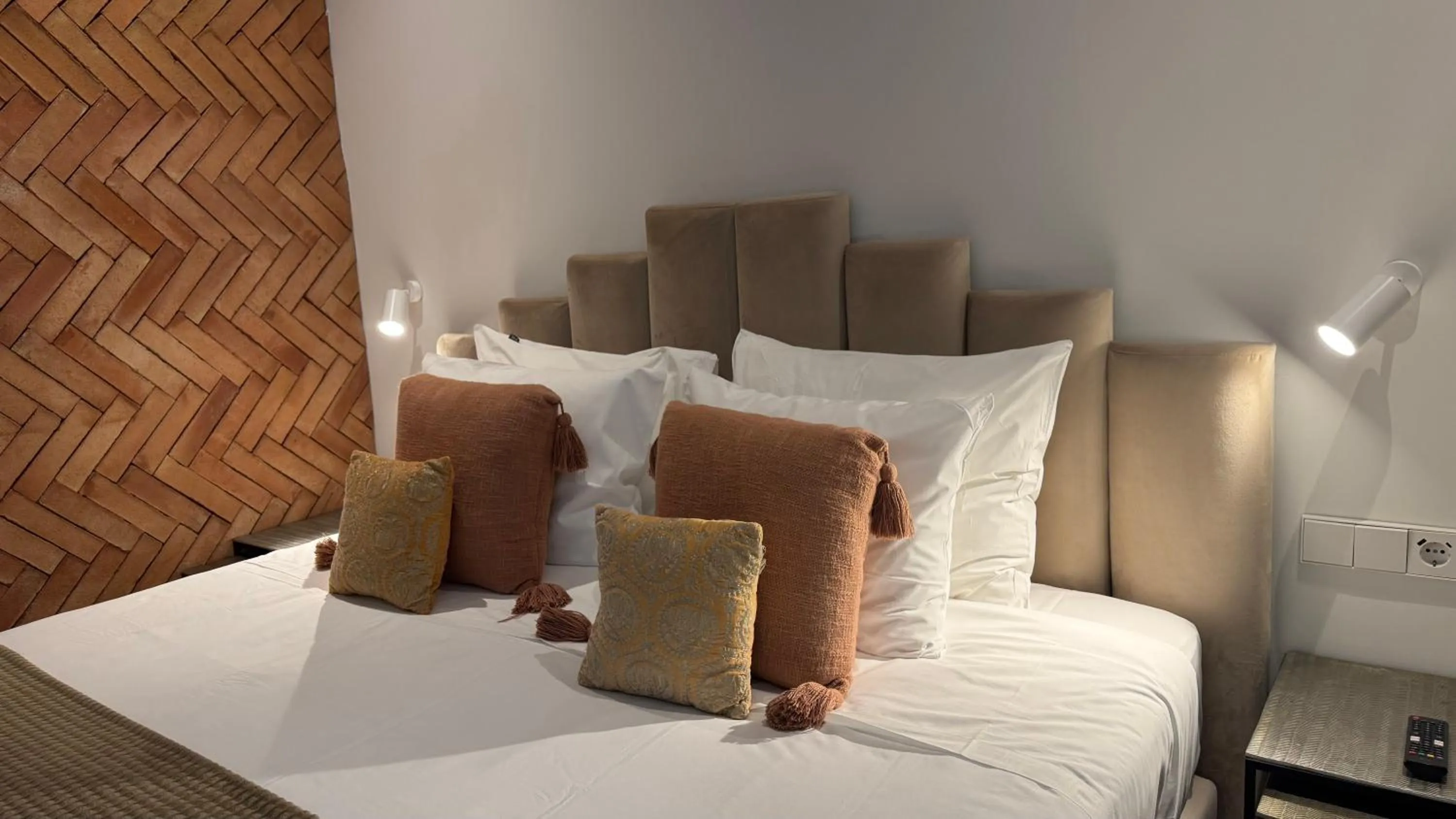 Bedroom, Bed in Comfy Studios Hotel