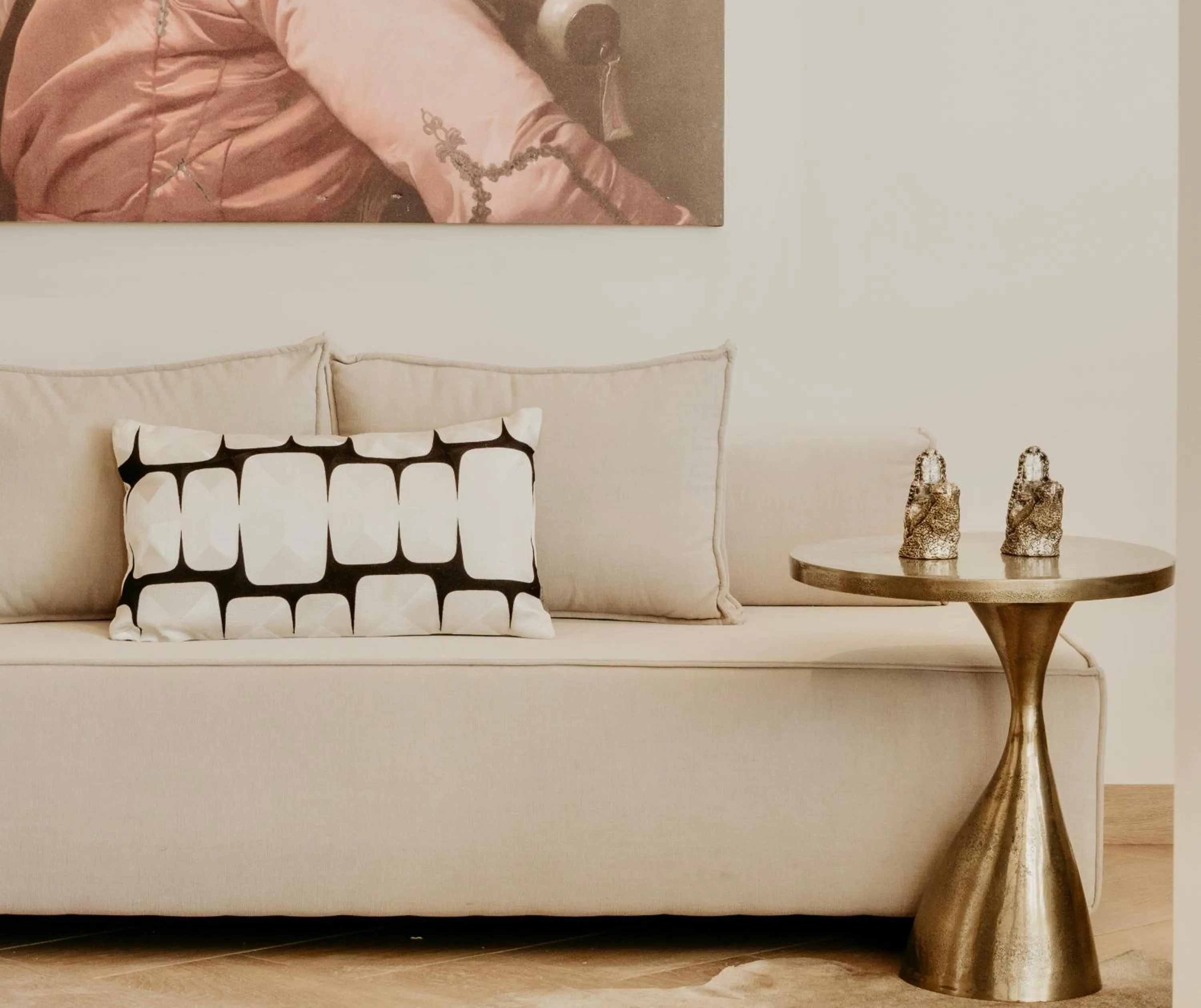 Seating area in Comfy Studios Hotel