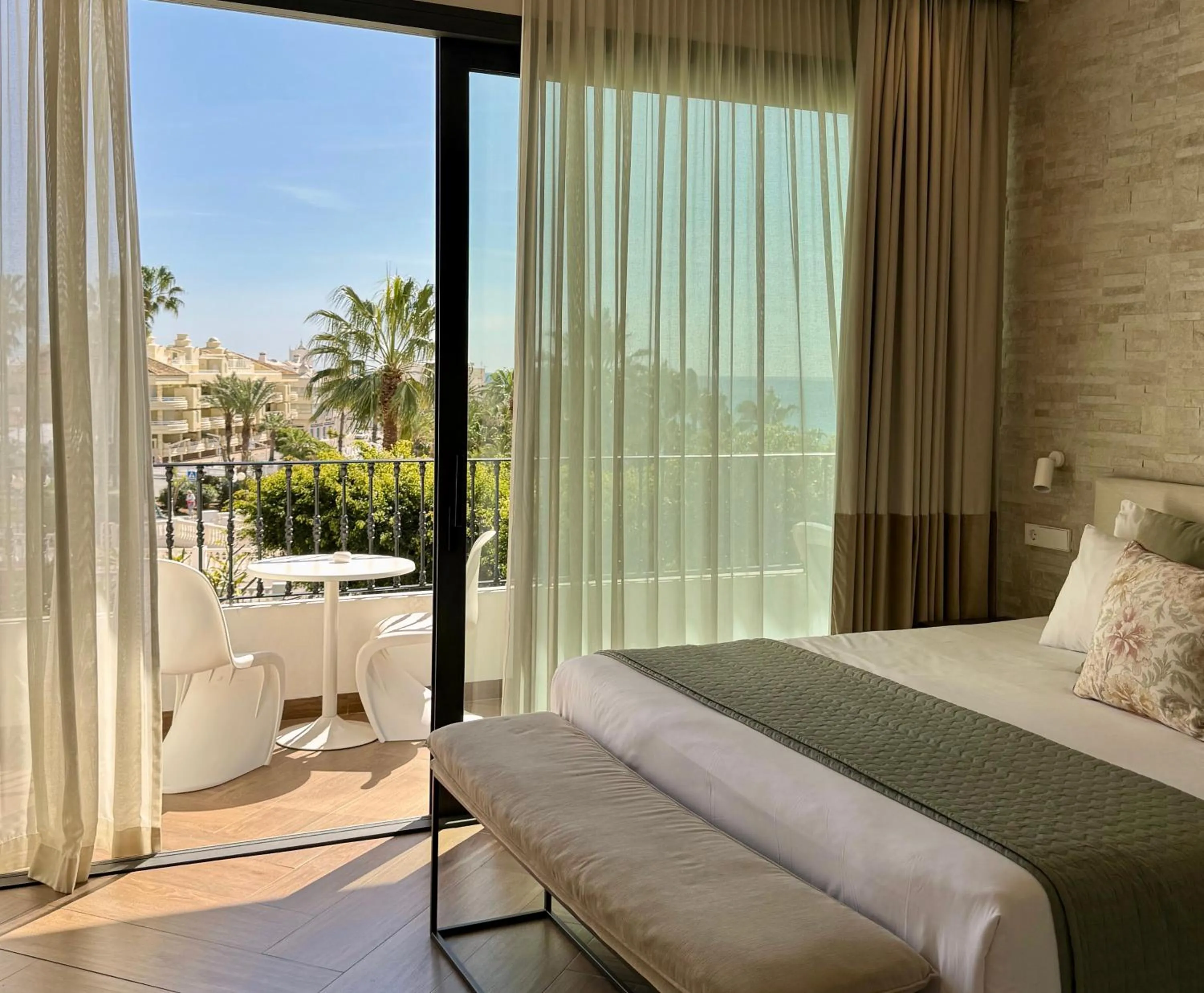 Balcony/Terrace, Bed in Comfy Studios Hotel