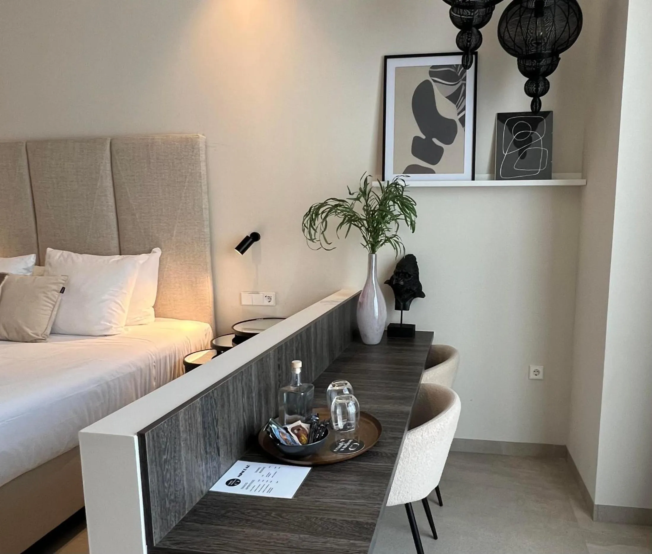 Bedroom, Bed in Comfy Studios Hotel