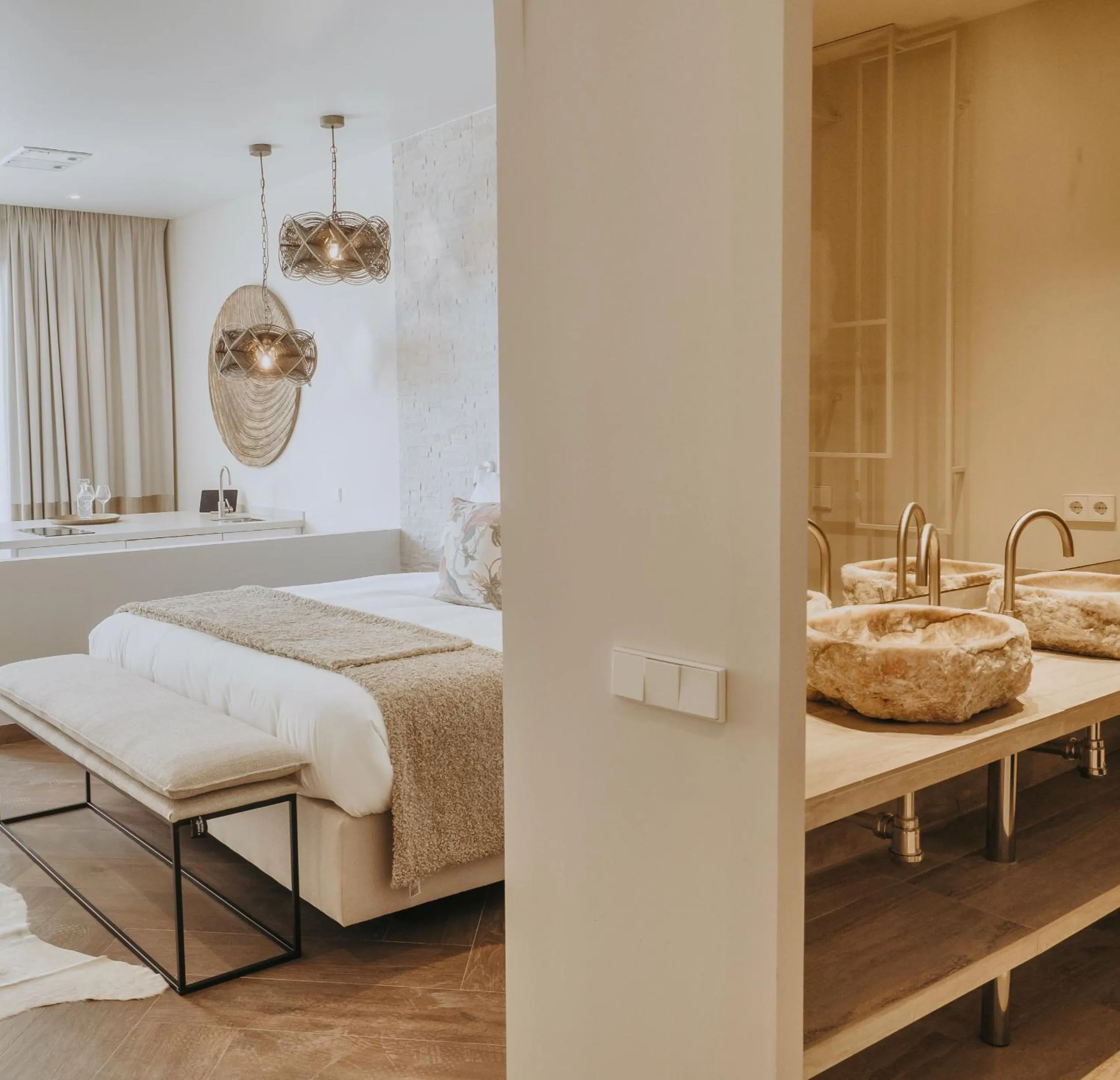 Bathroom, Bed in Comfy Studios Hotel