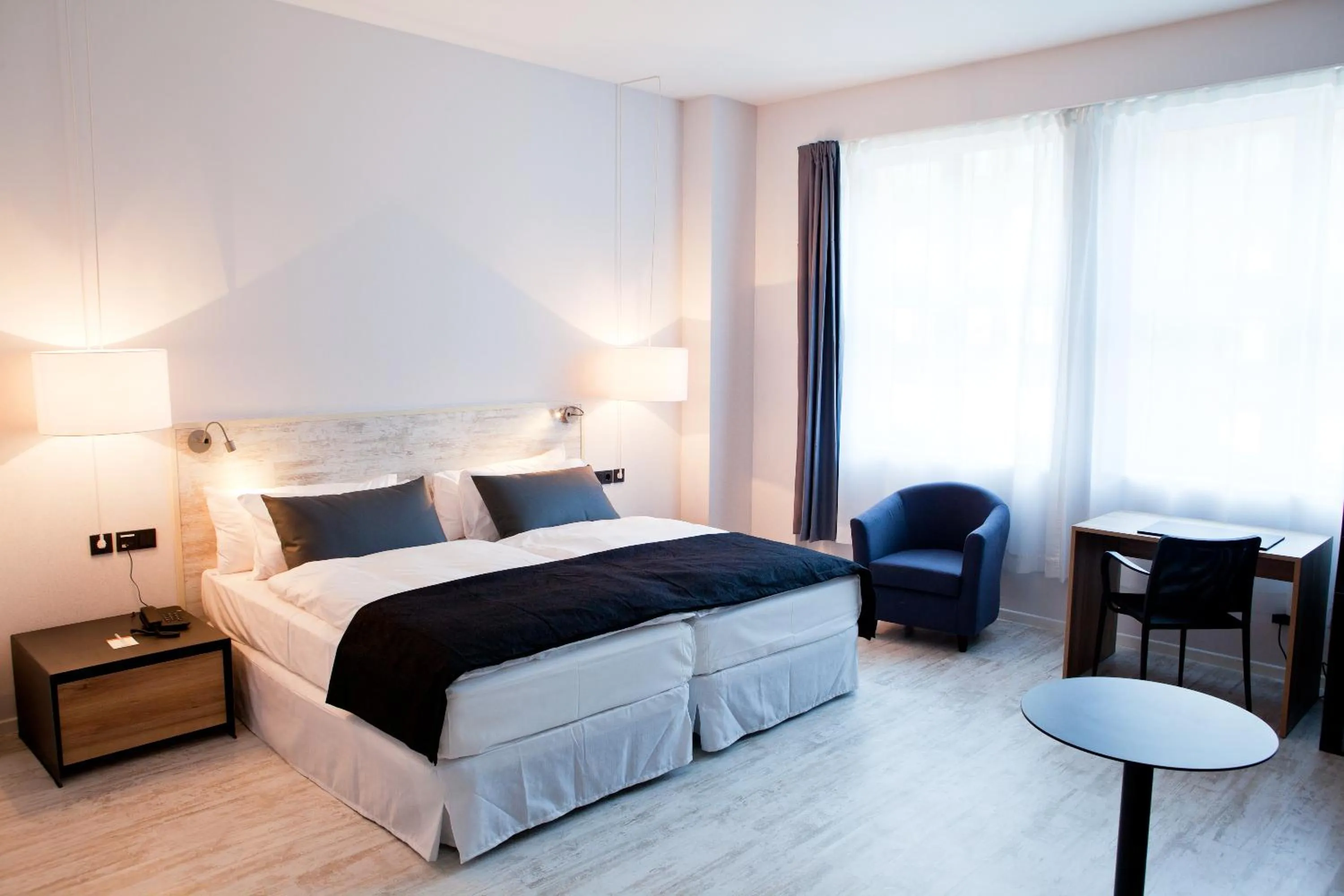 Bedroom, Bed in Catalonia Berlin Mitte