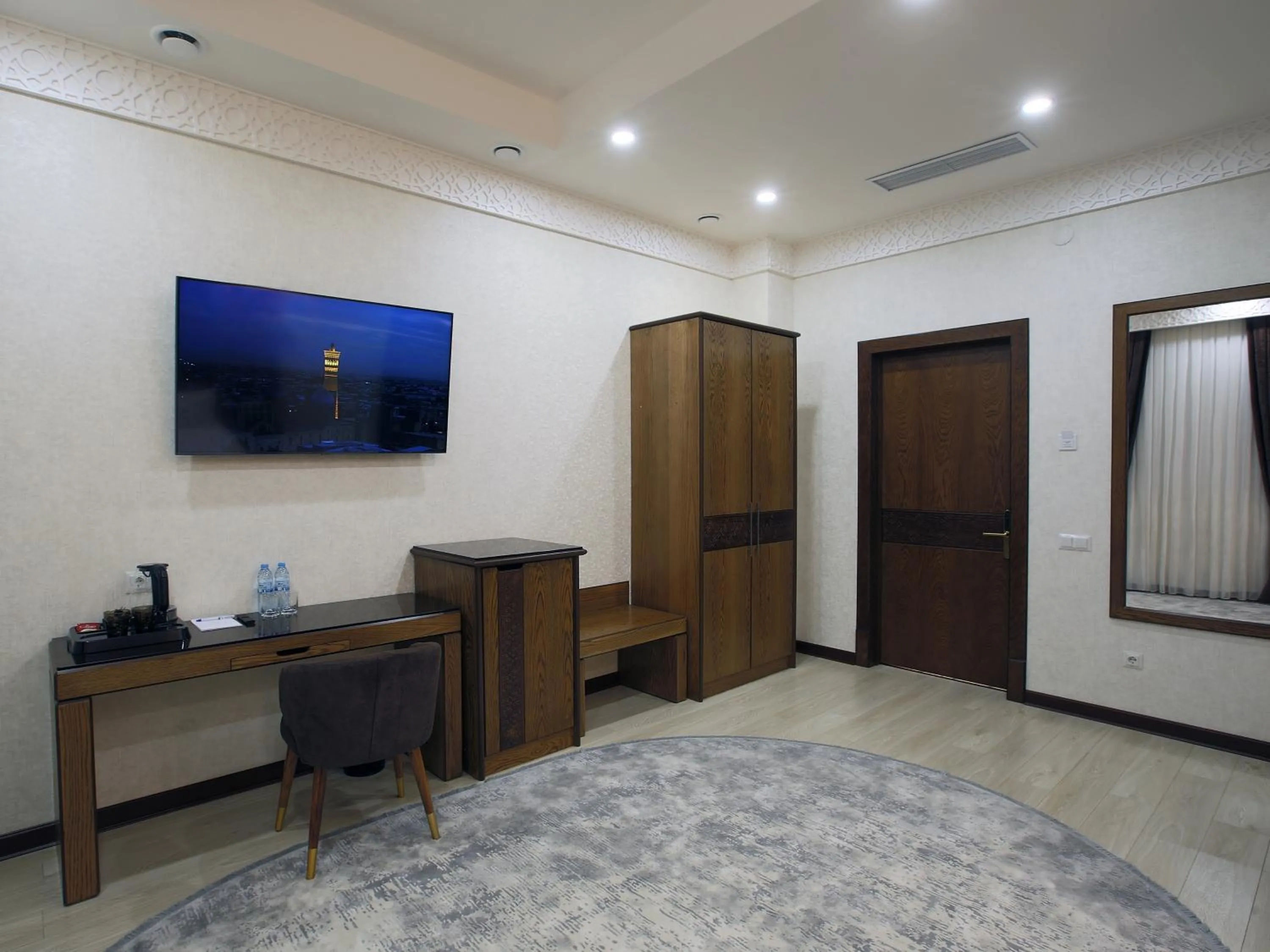 TV and multimedia in Paradise Plaza Luxury Hotel