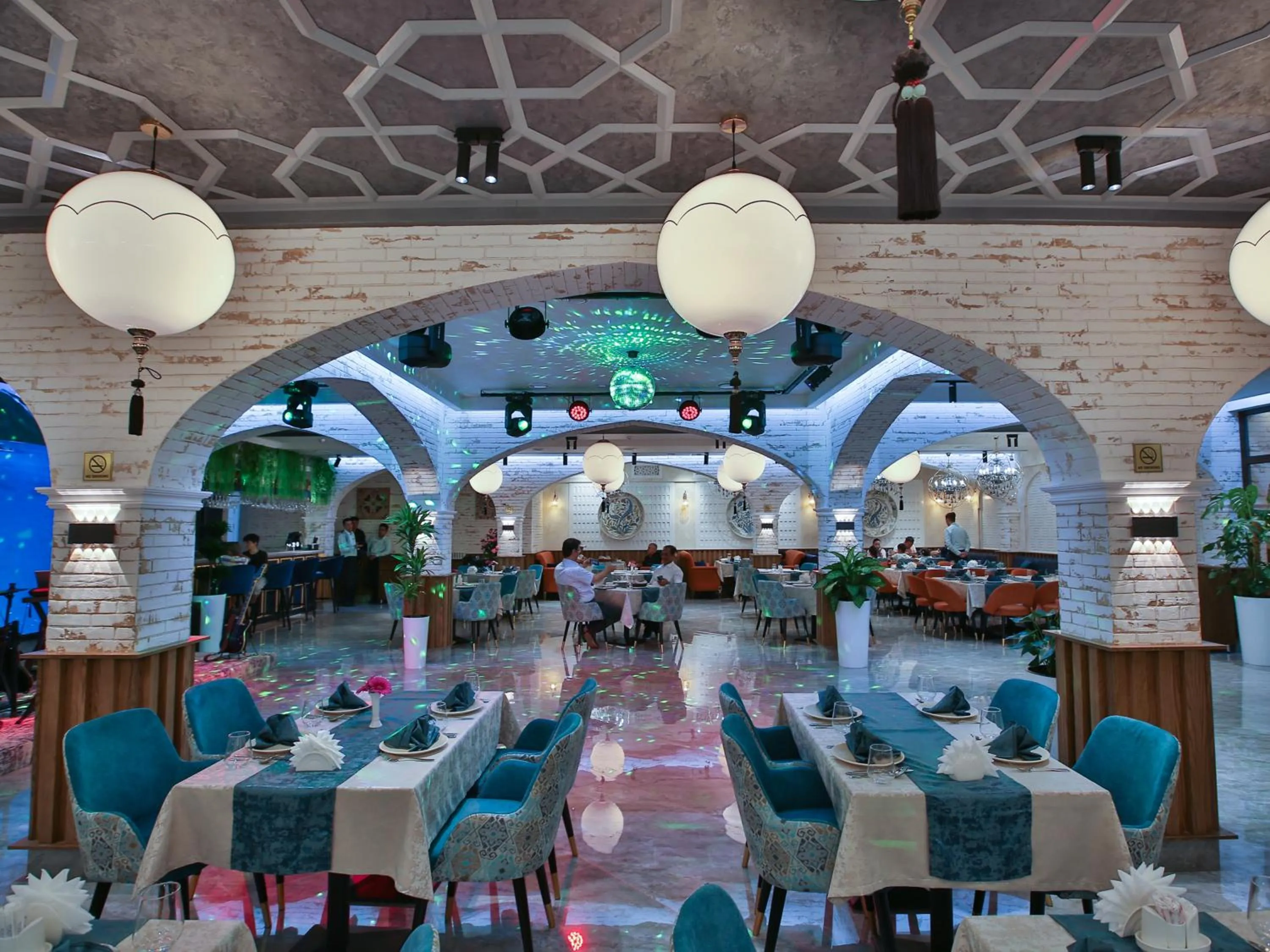 Restaurant/places to eat in Paradise Plaza Luxury Hotel