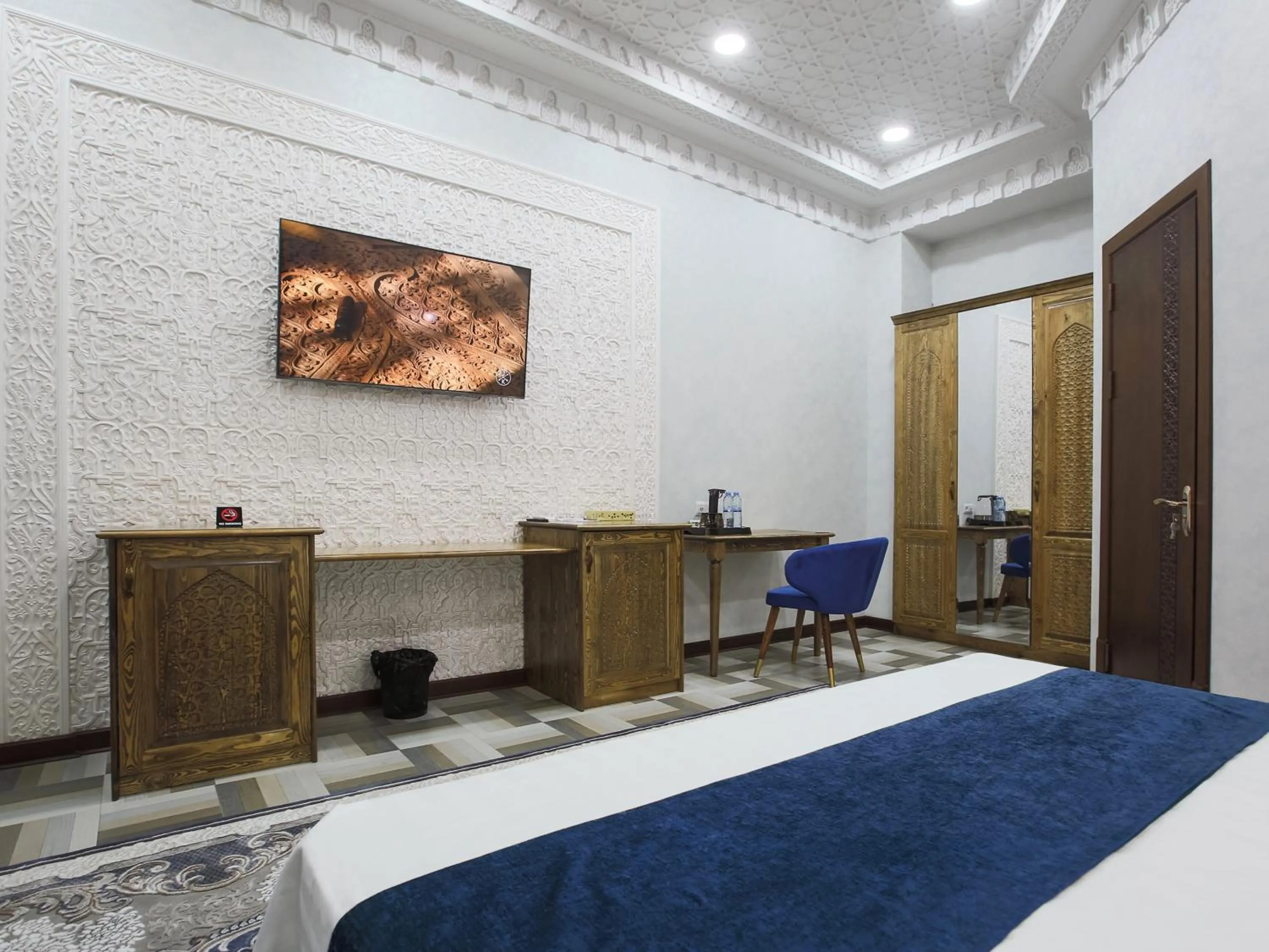 Communal lounge/ TV room in Paradise Plaza Luxury Hotel