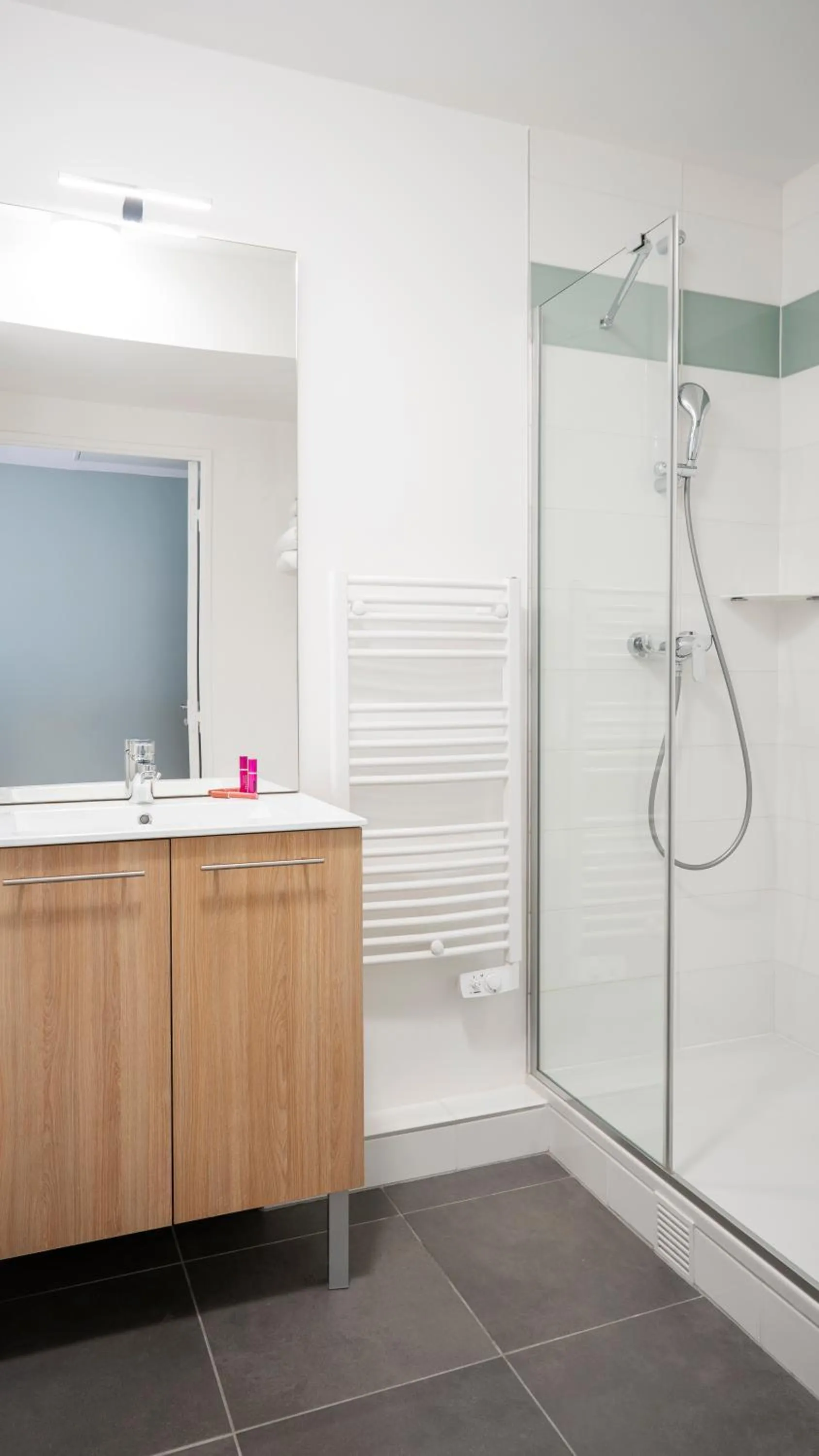 Shower in Residhome Quai d’Ivry