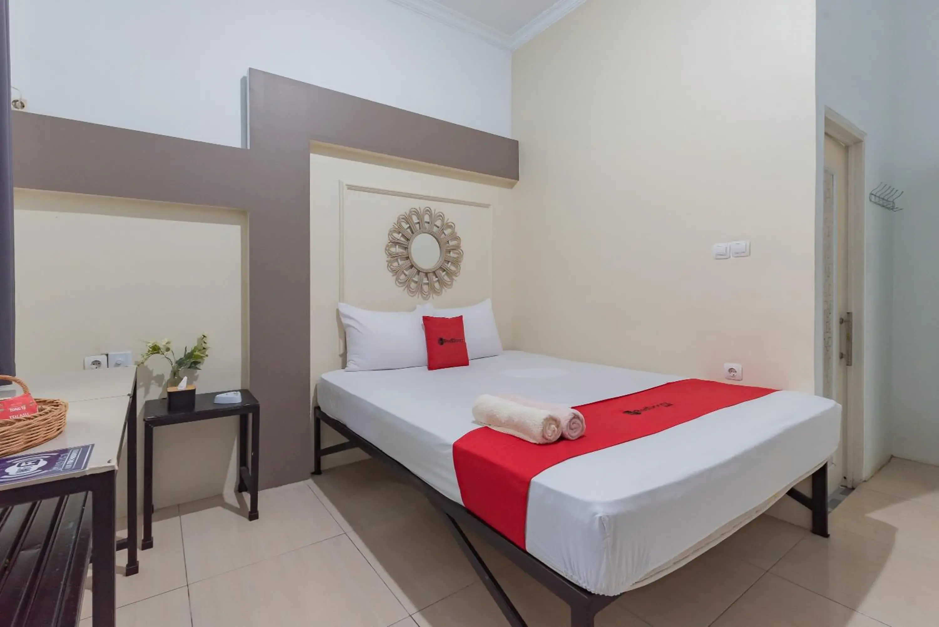 Standard Double Room in RedDoorz at Jalan Otista Karawang Standard Double Room in RedDoorz at Jalan Otista Karawang
