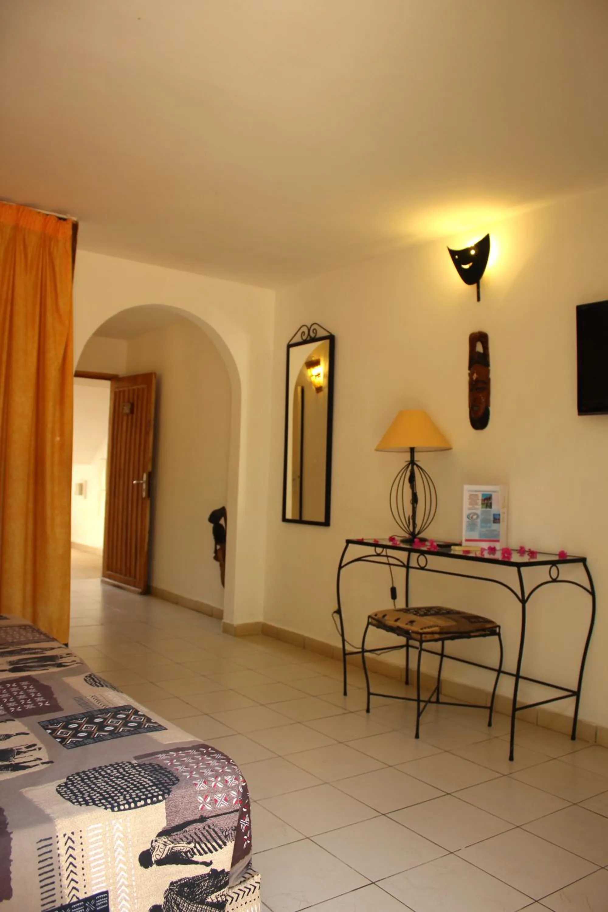 Photo of the whole room, Bed in Royal Saly