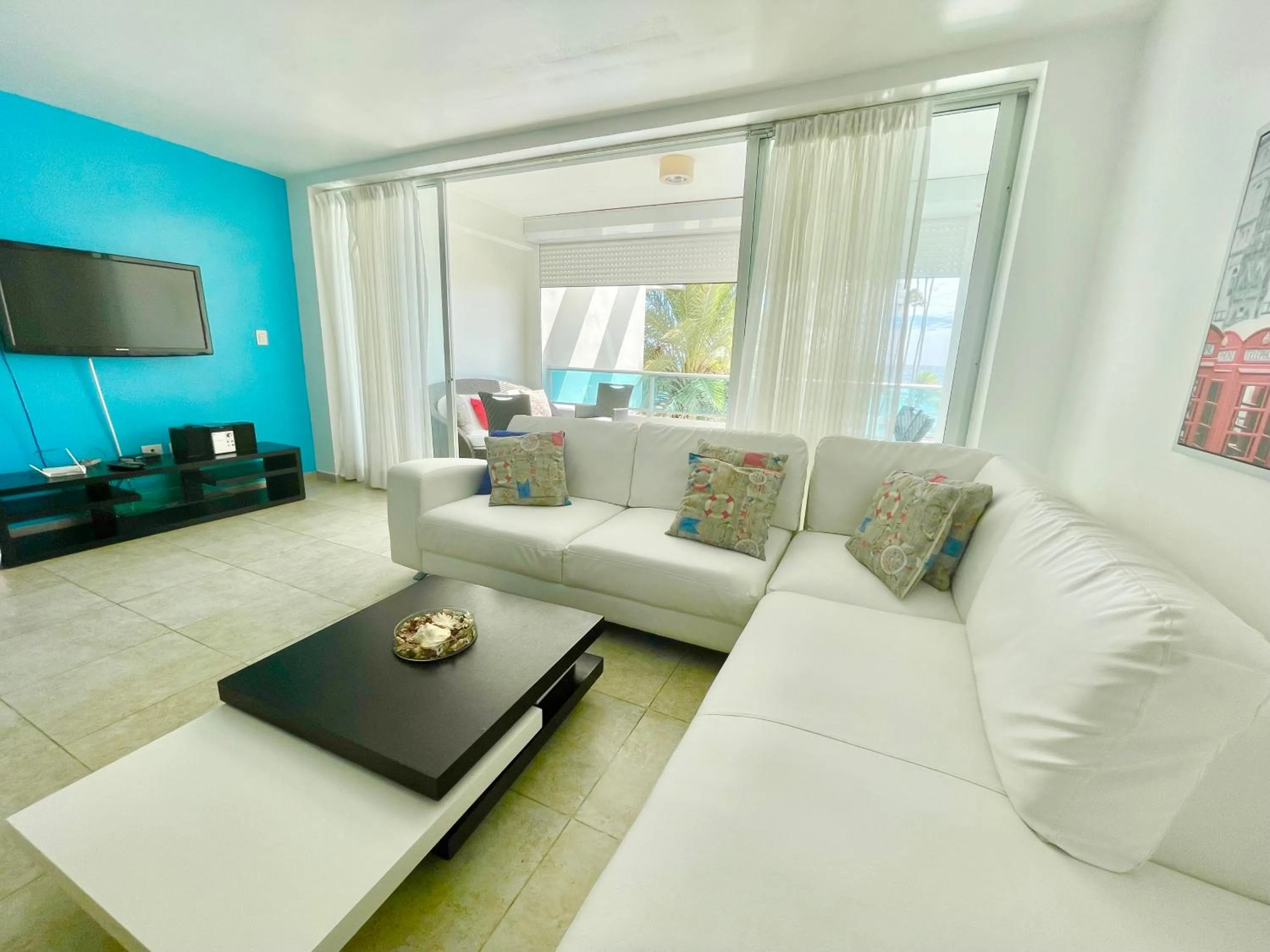Communal lounge/ TV room in Marbella 2bedroom Beachfront Apartment