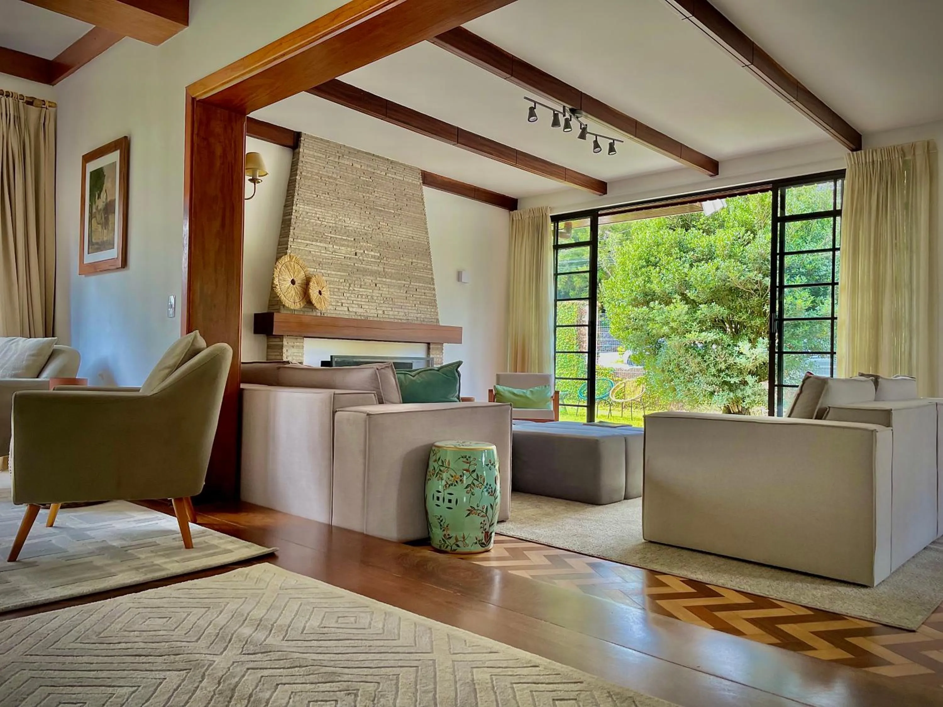 Living room in Casa Três Rios - Campos do Jordão