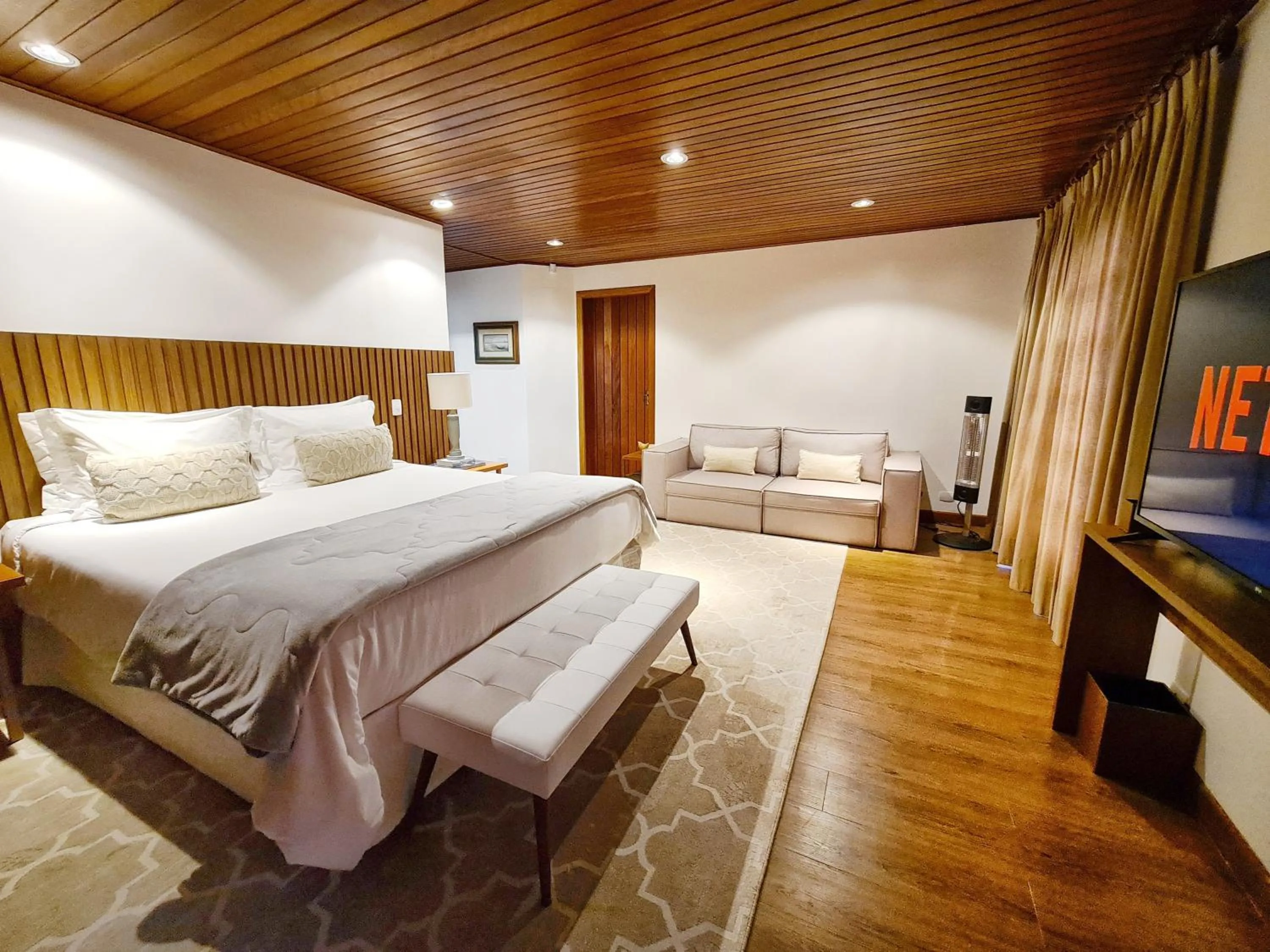 Photo of the whole room, Bed in Casa Três Rios - Campos do Jordão