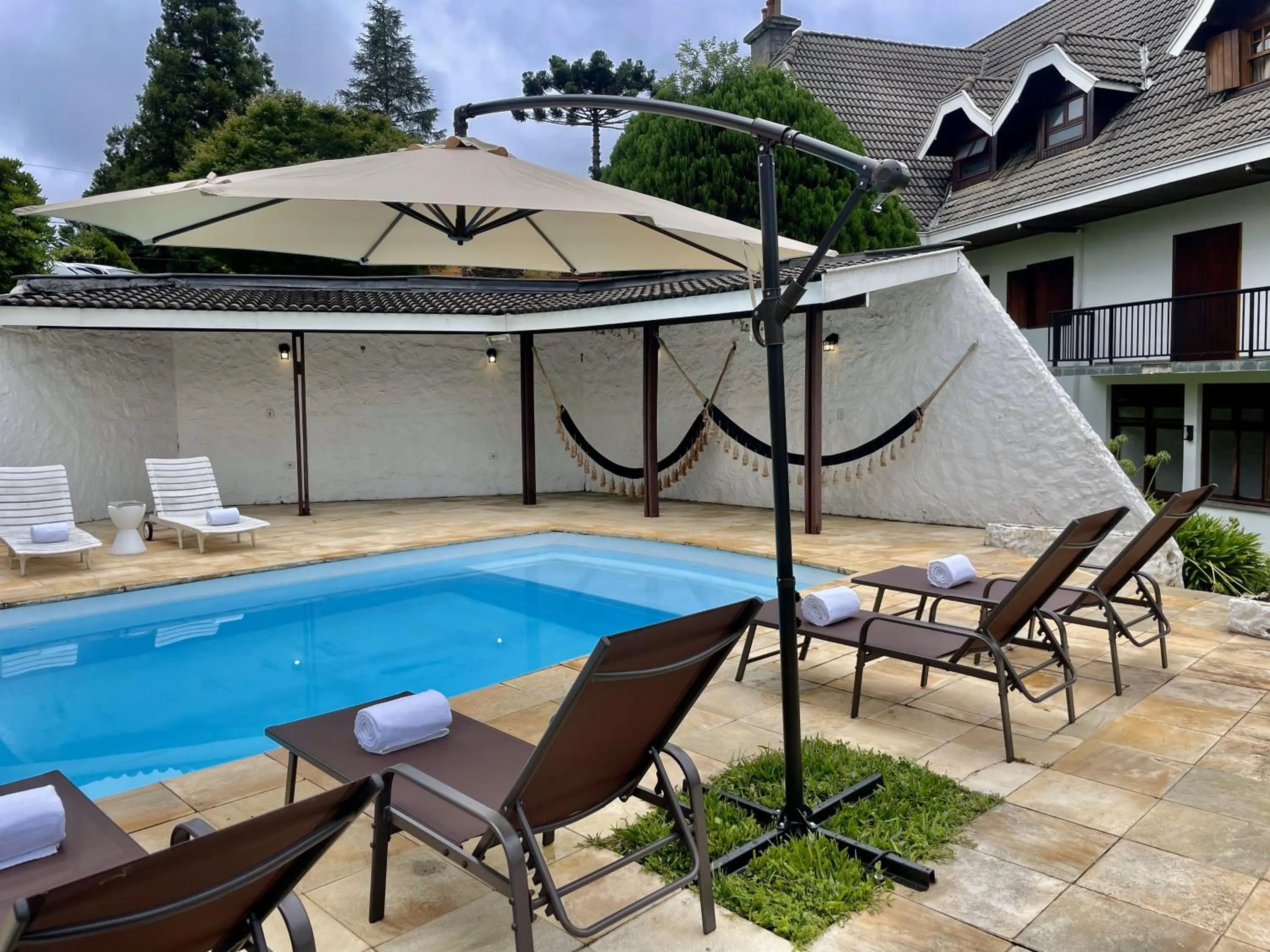 Swimming pool in Casa Três Rios - Campos do Jordão