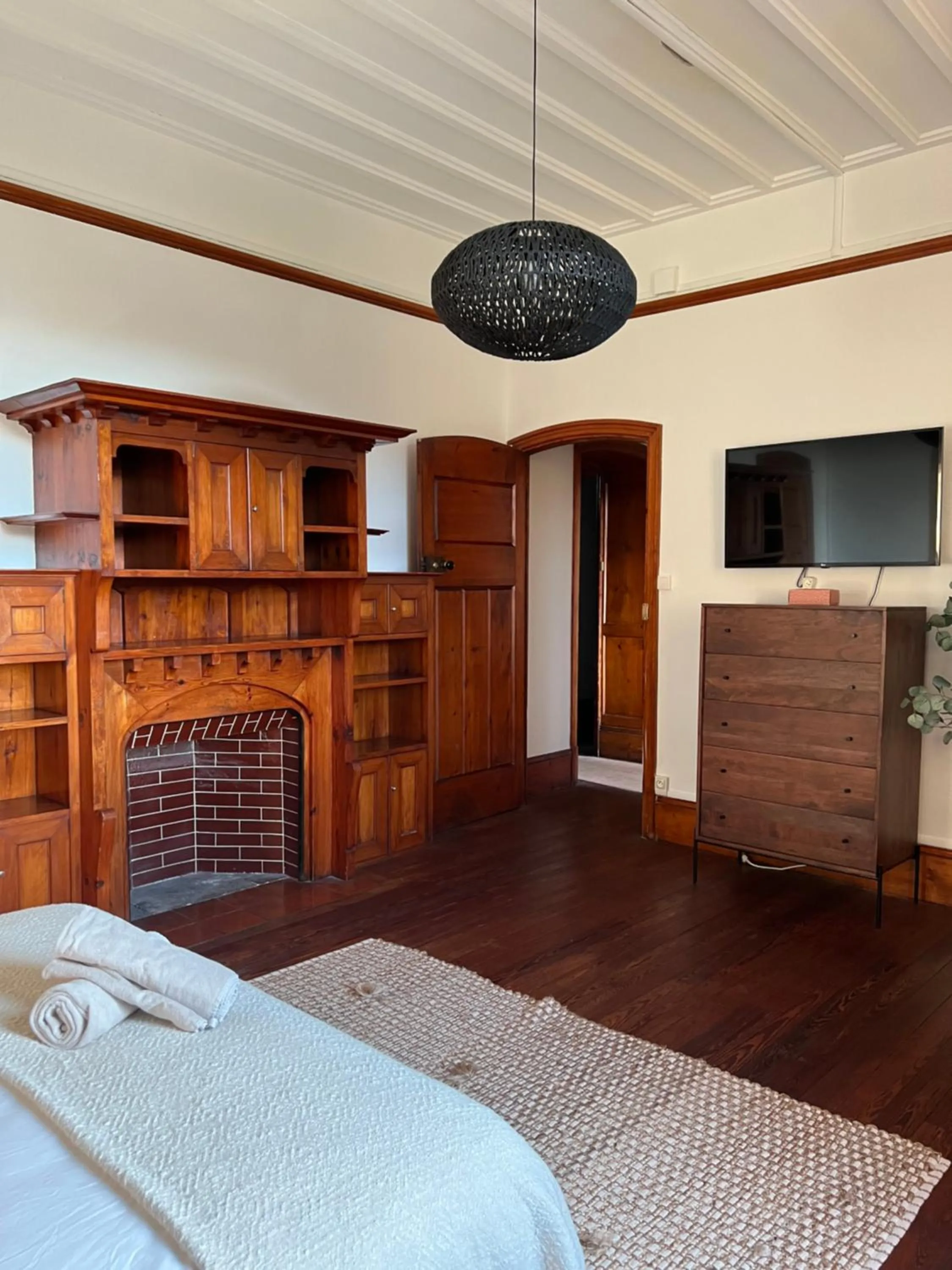 Bedroom, TV/Entertainment Center in O'Cottage double jardin