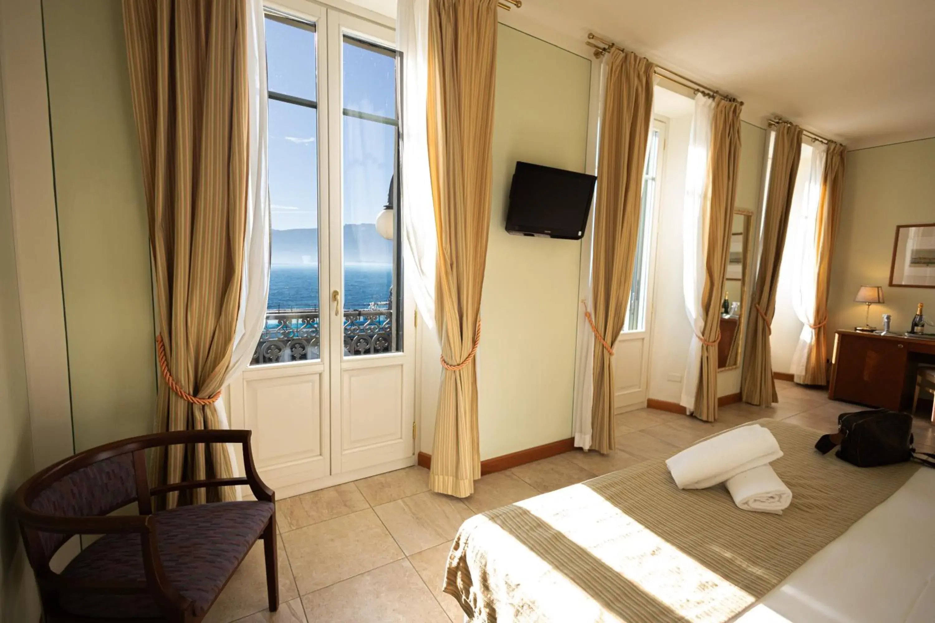 Deluxe Double or Twin Room with Lake View in Hotel Belvedere San Gottardo by LVG Hotel Collection Deluxe Double or Twin Room with Lake View in Hotel Belvedere San Gottardo by LVG Hotel Collection