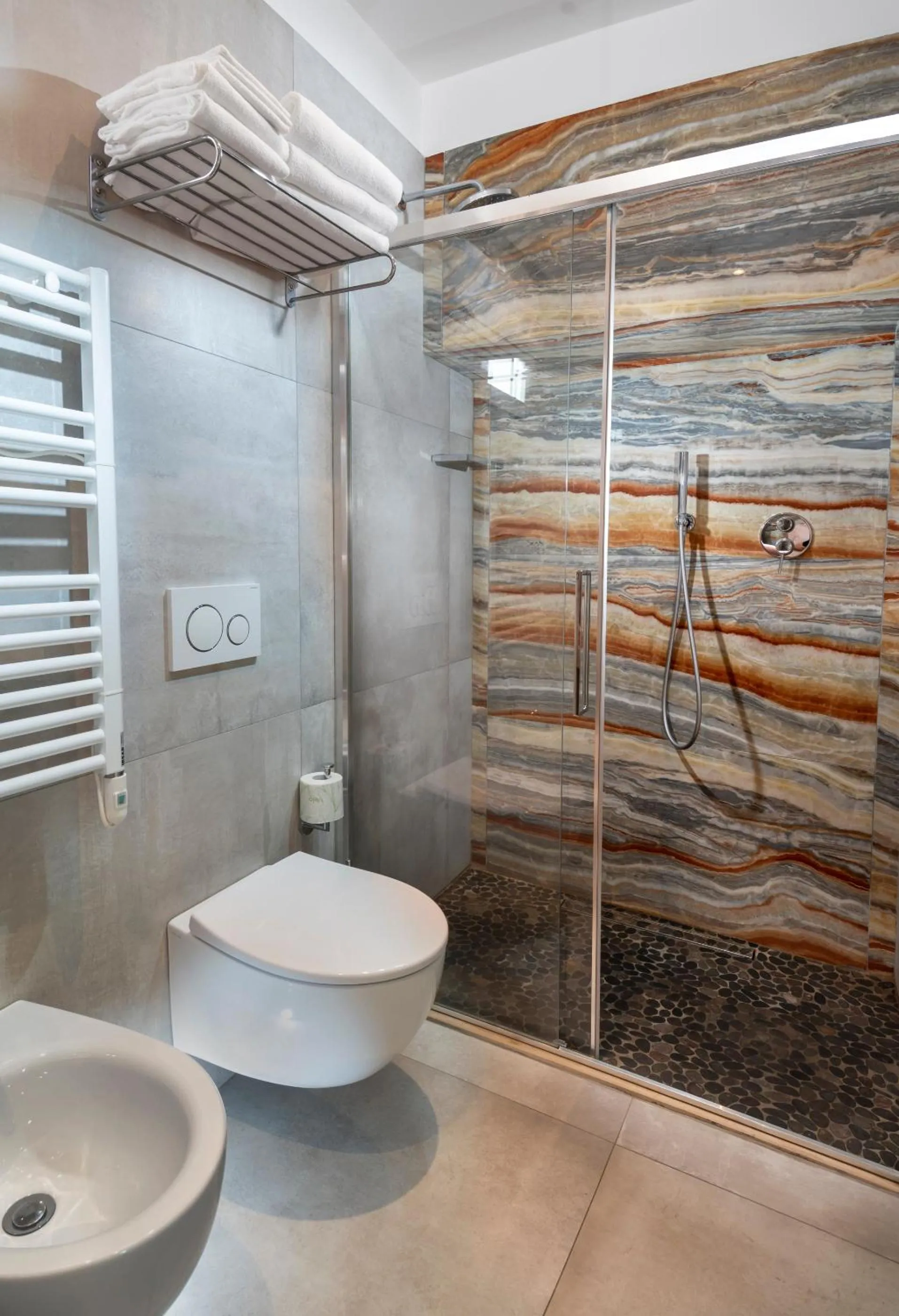 Shower in B&B Primrose Residence Hotel