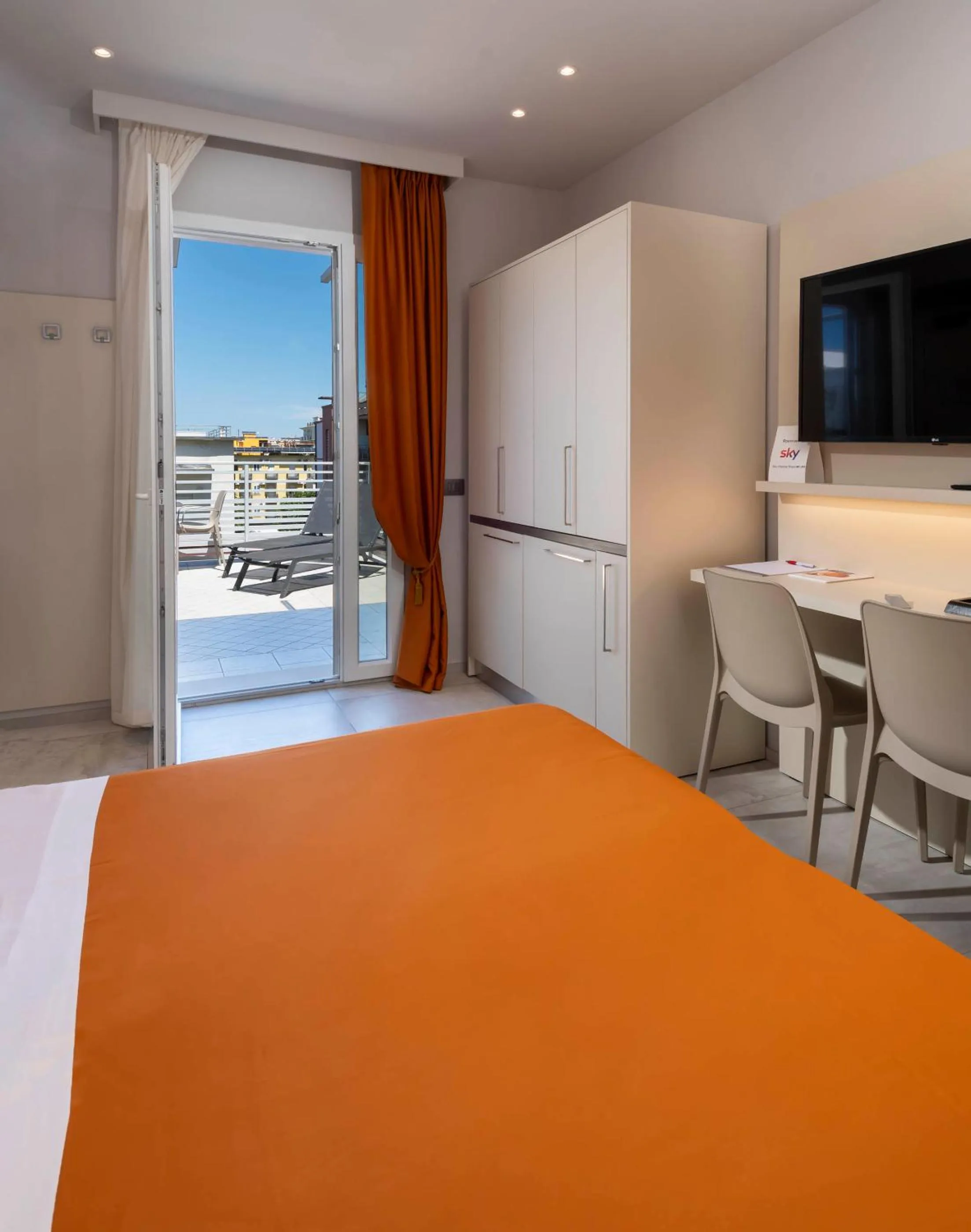 Kitchen or kitchenette, Bed in B&B Primrose Residence Hotel