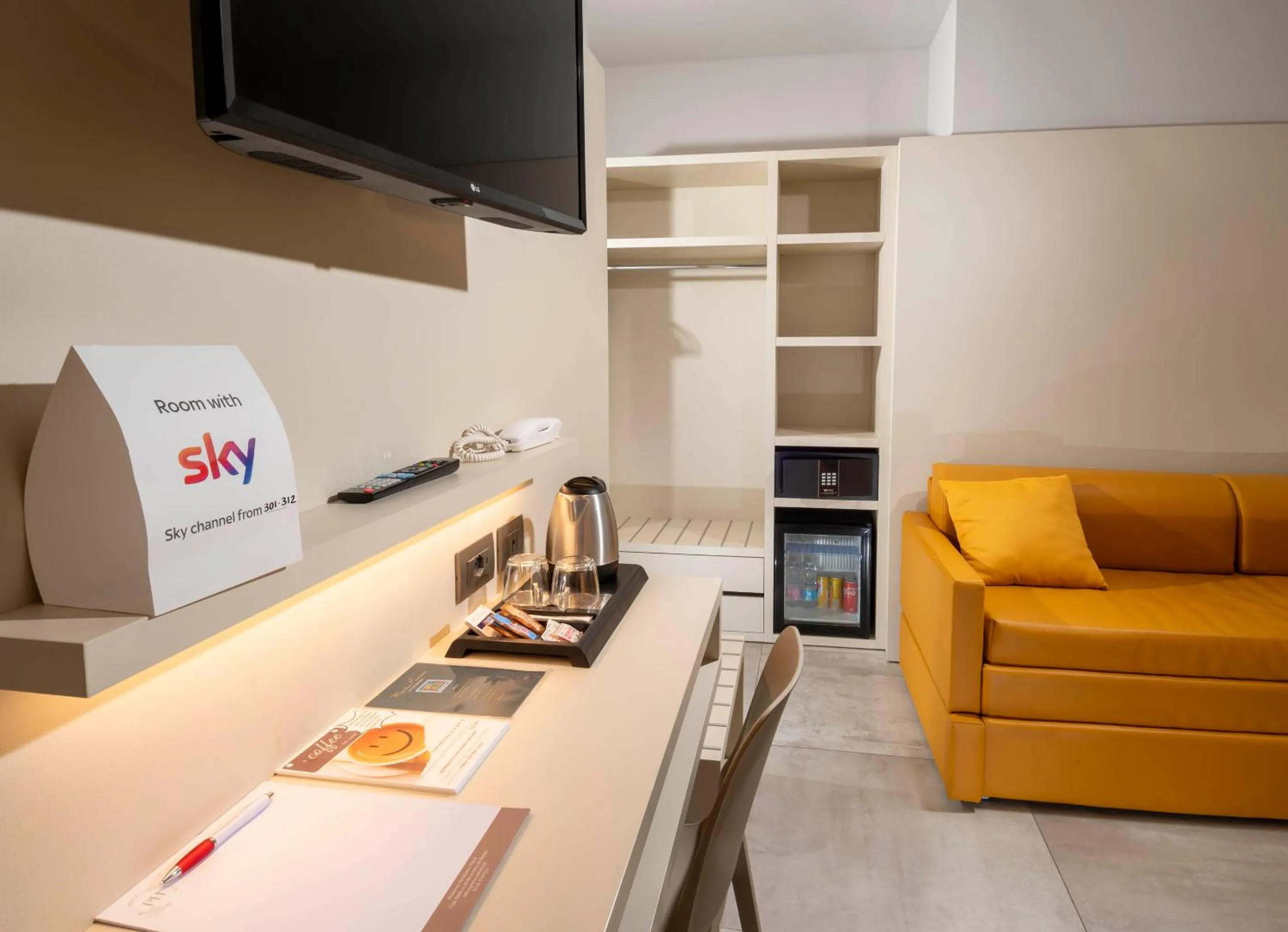 TV and multimedia in B&B Primrose Residence Hotel