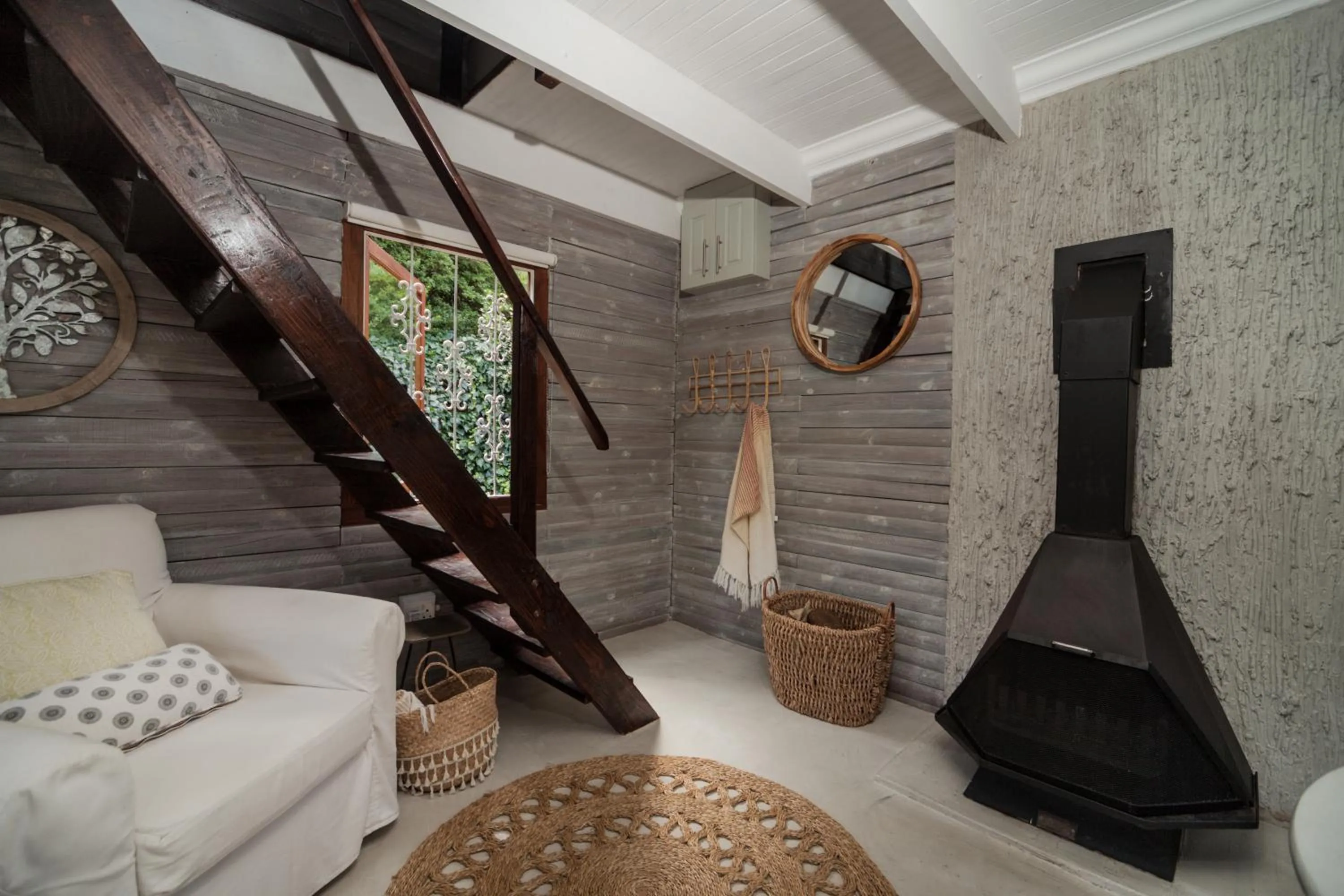 fireplace, Bed in Viewpoint Estate Accommodation