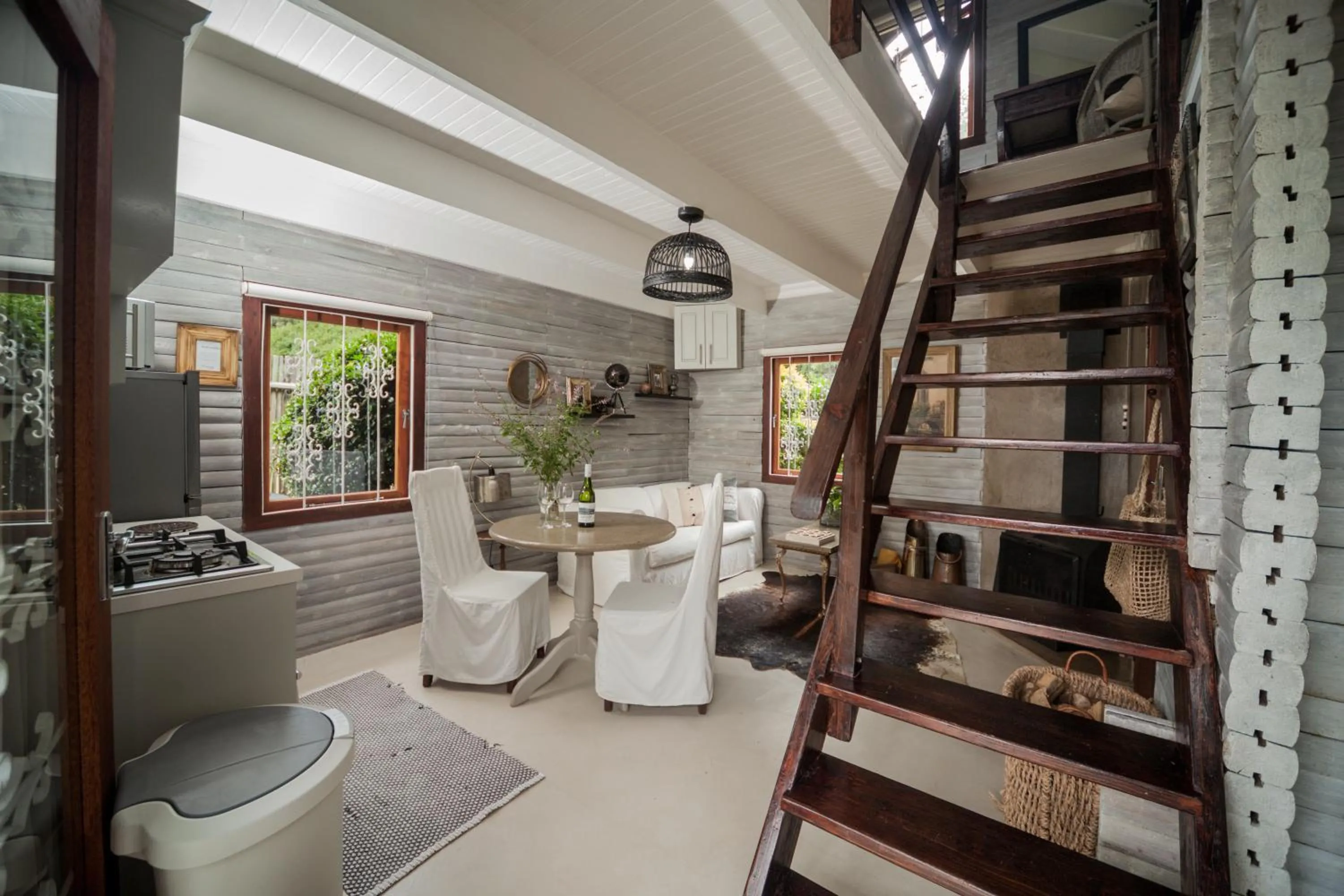 Dining area in Viewpoint Estate Accommodation