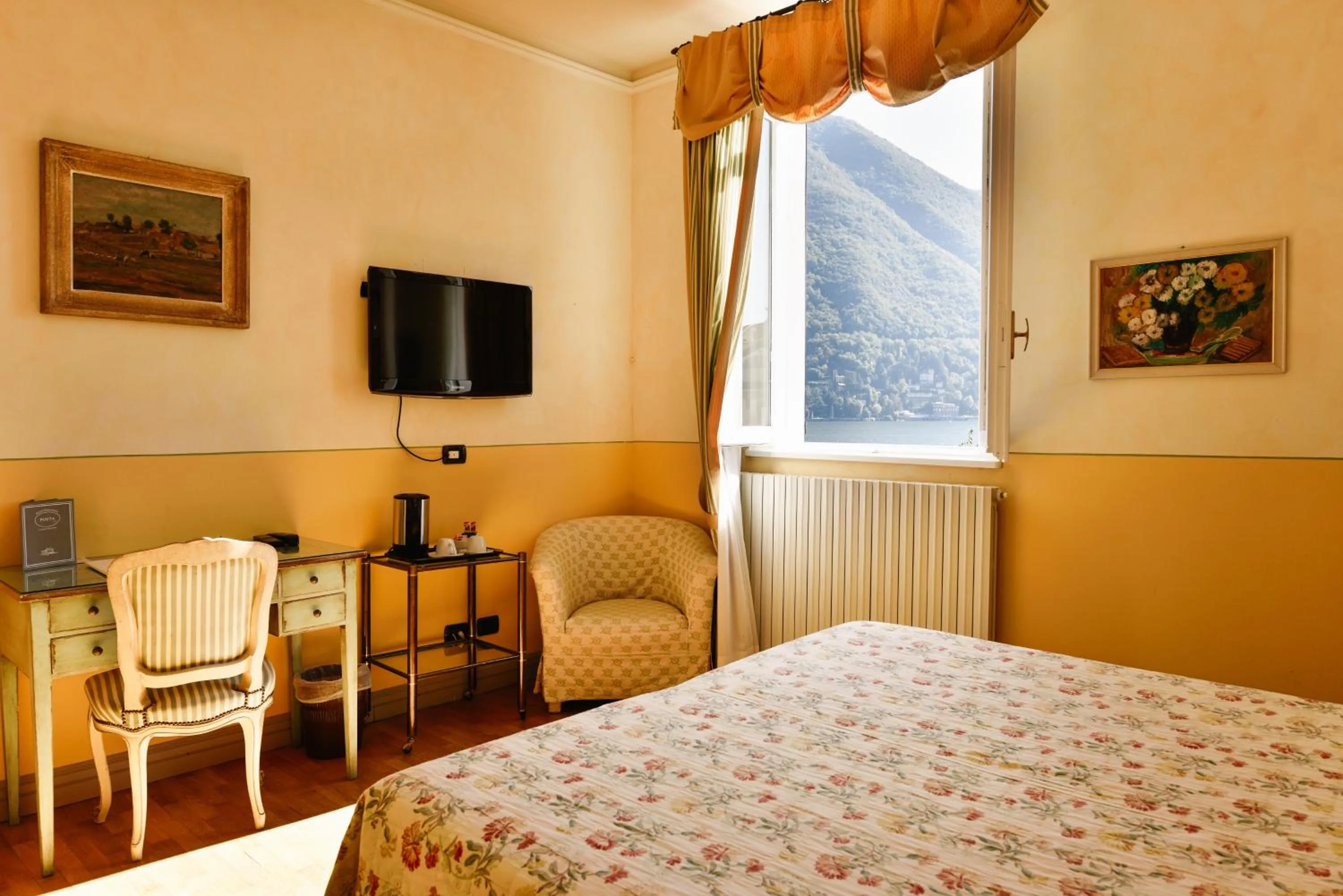 Lake view, Bed in Hotel Posta