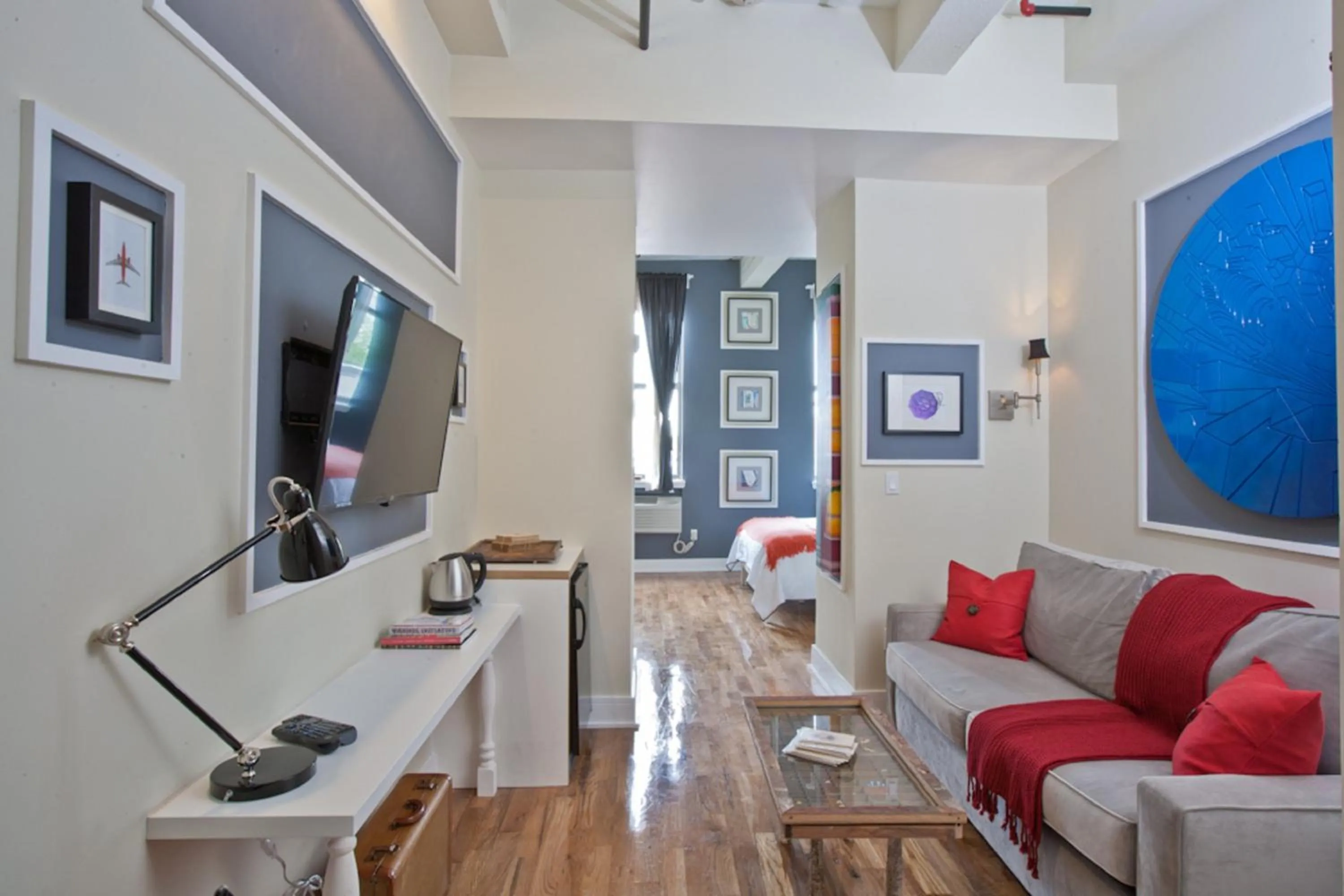 TV and multimedia in Henry Norman Hotel