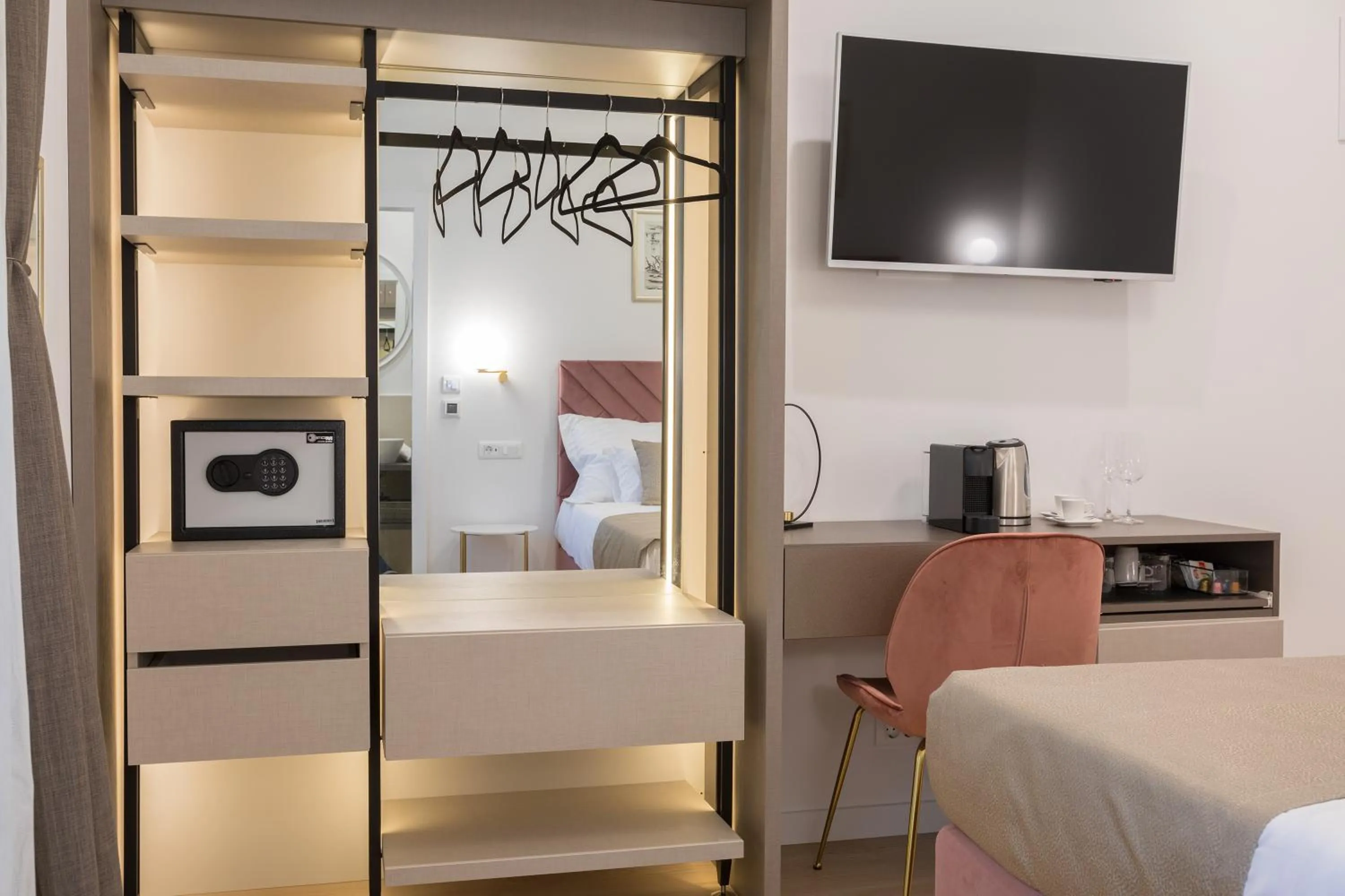TV and multimedia, Bed in Green Park Luxury Rooms