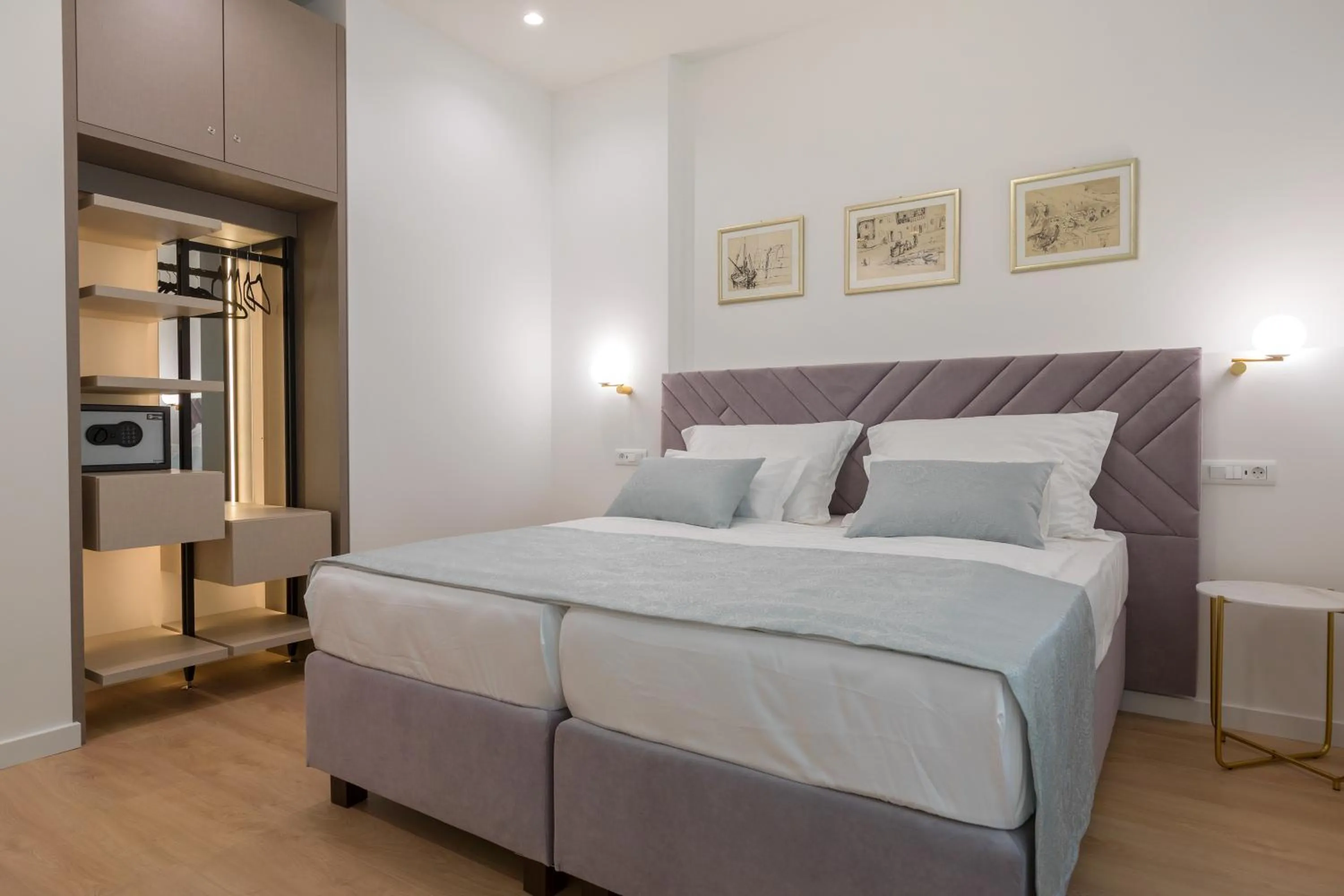 Bed in Green Park Luxury Rooms