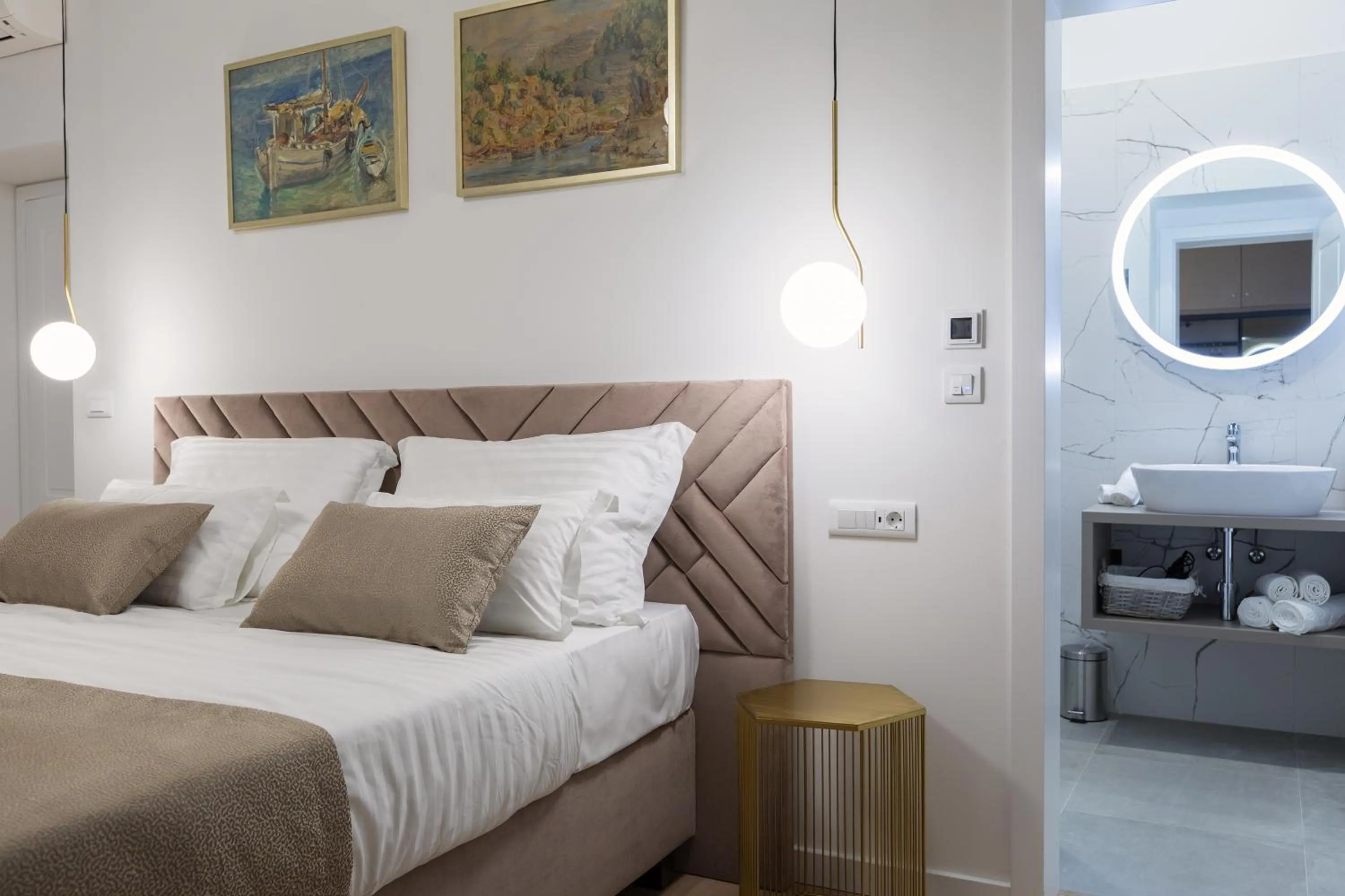 Bed in Green Park Luxury Rooms