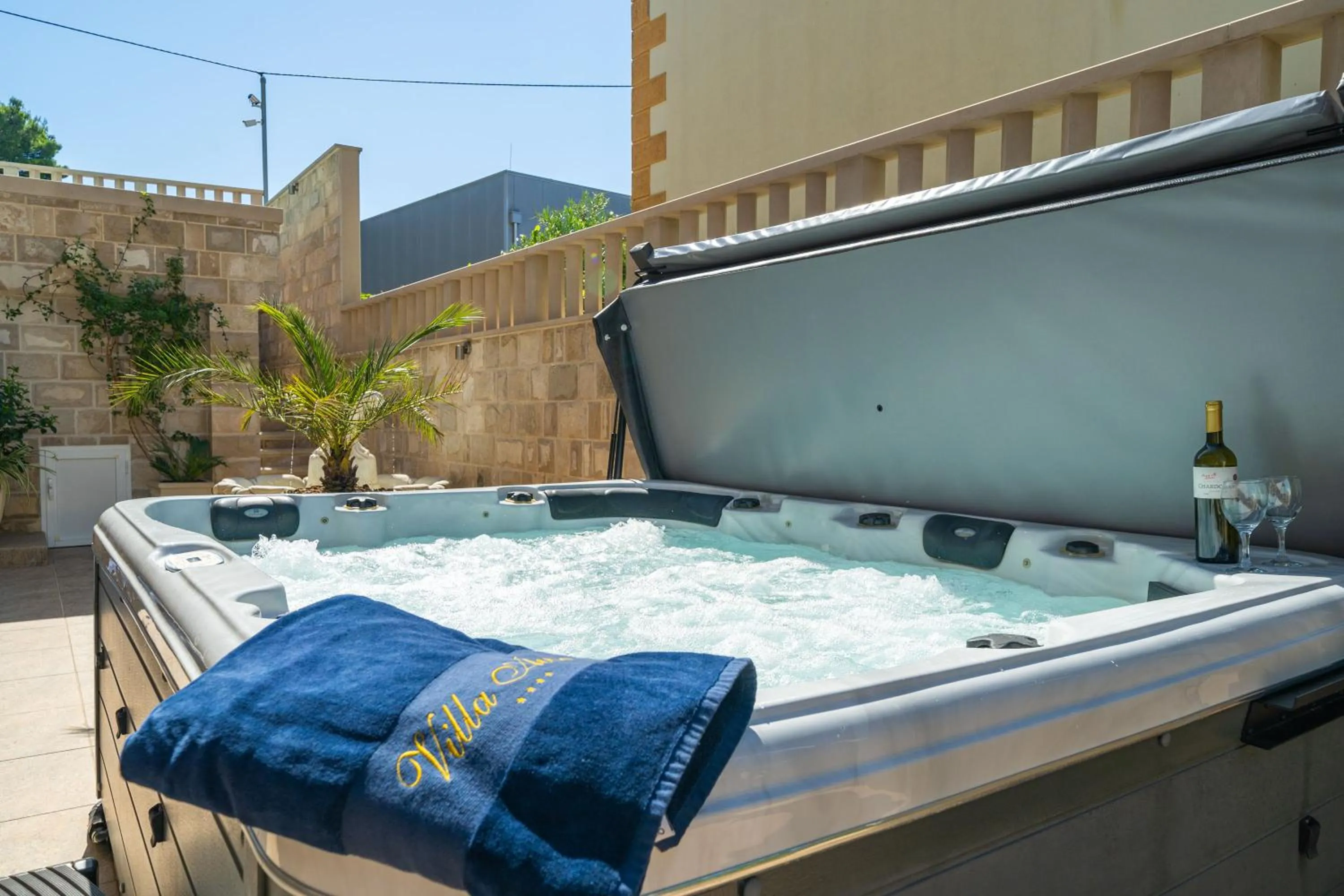 Hot Tub in Villa Aura - Comfort double room