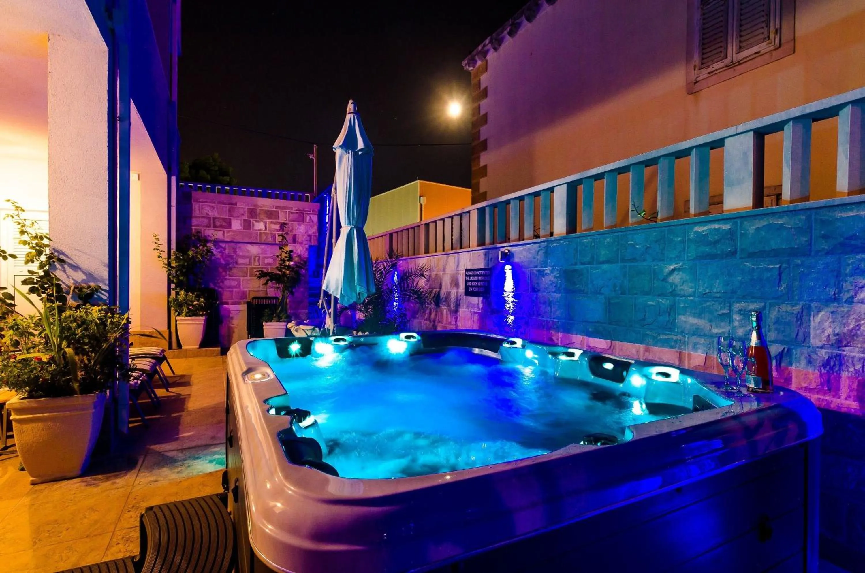 Hot Tub in Villa Aura - Comfort double room