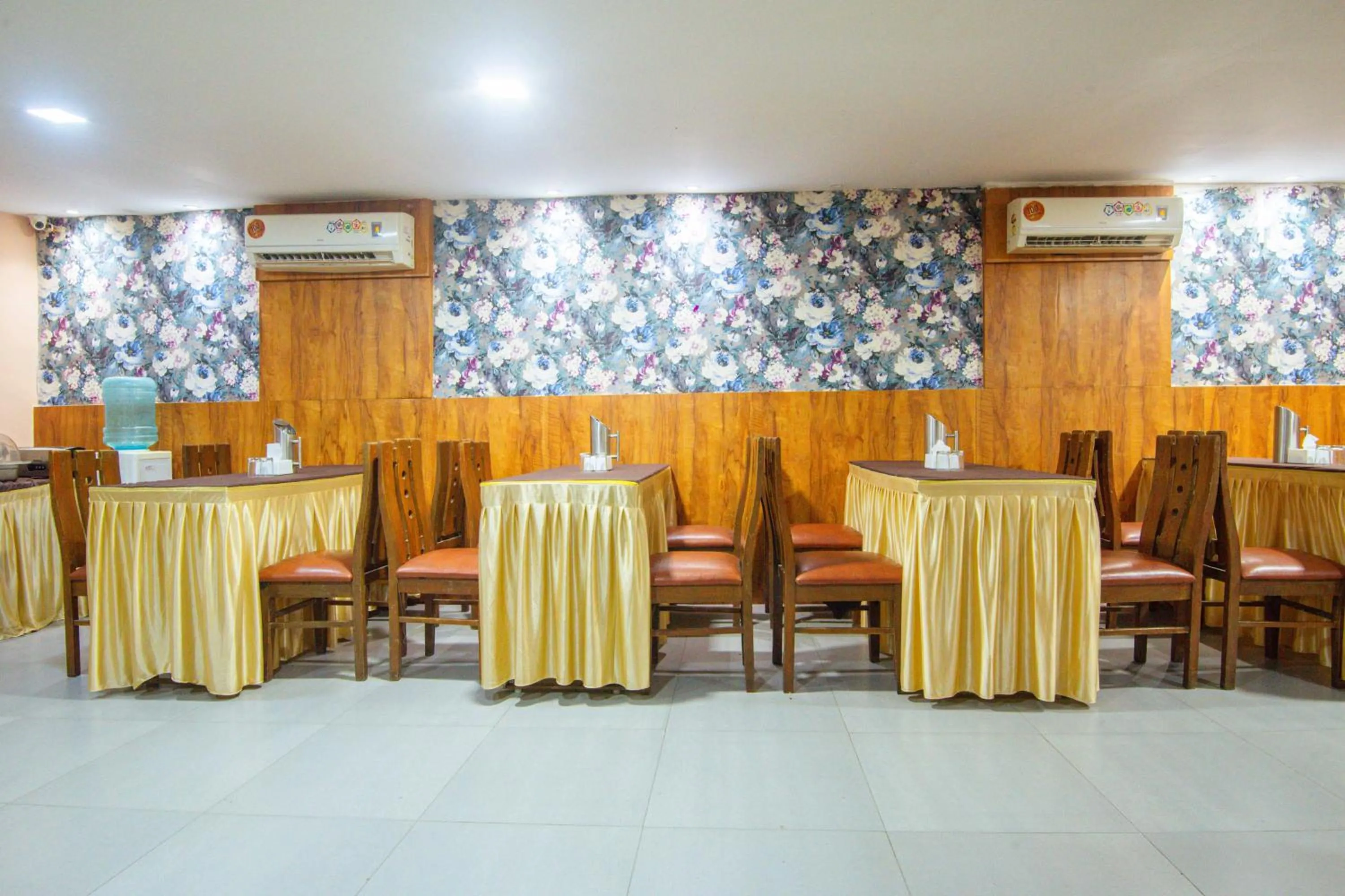 Dining area in Treebo Anam International