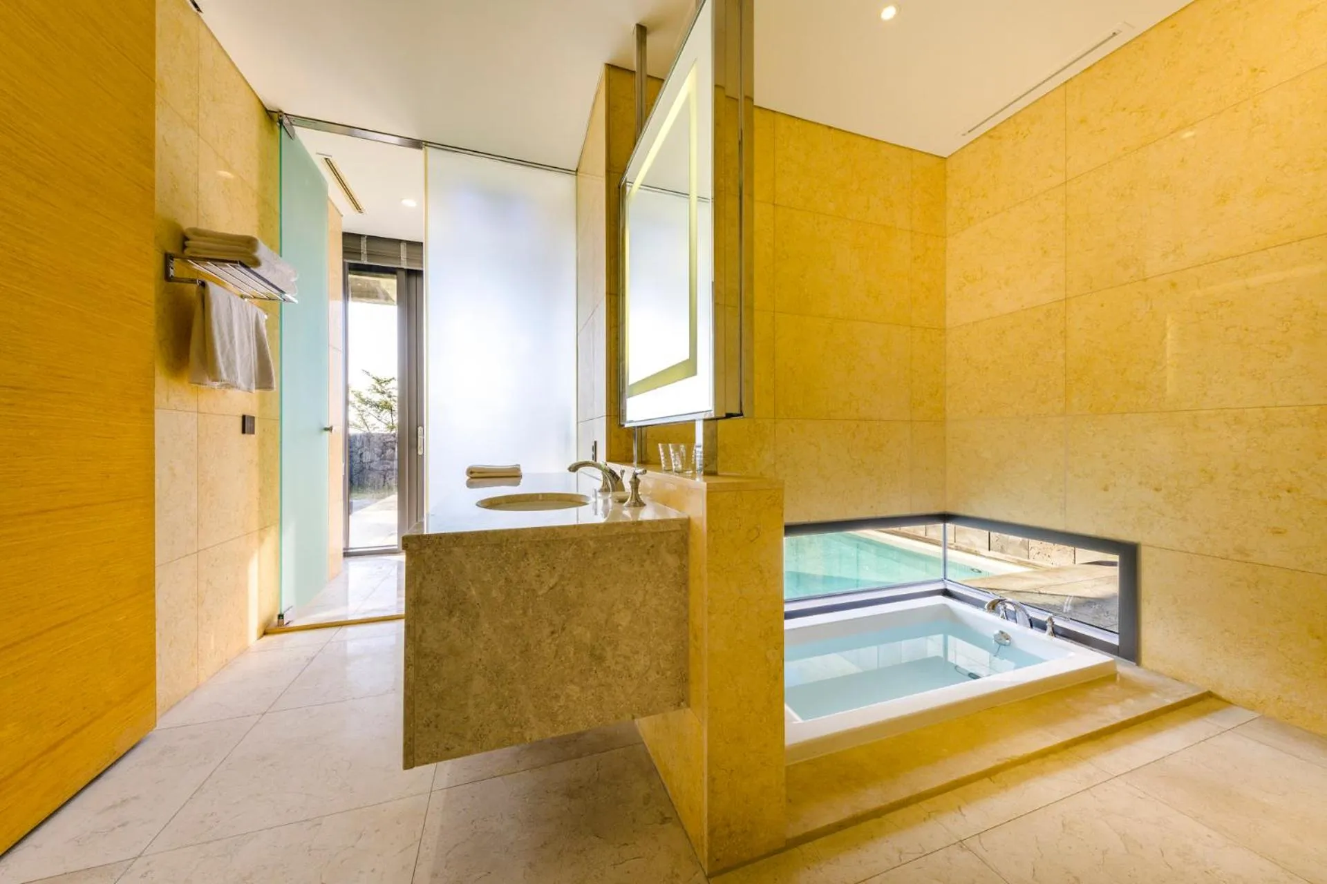 Hot Tub in STANFORD Hotel & Resort Jeju