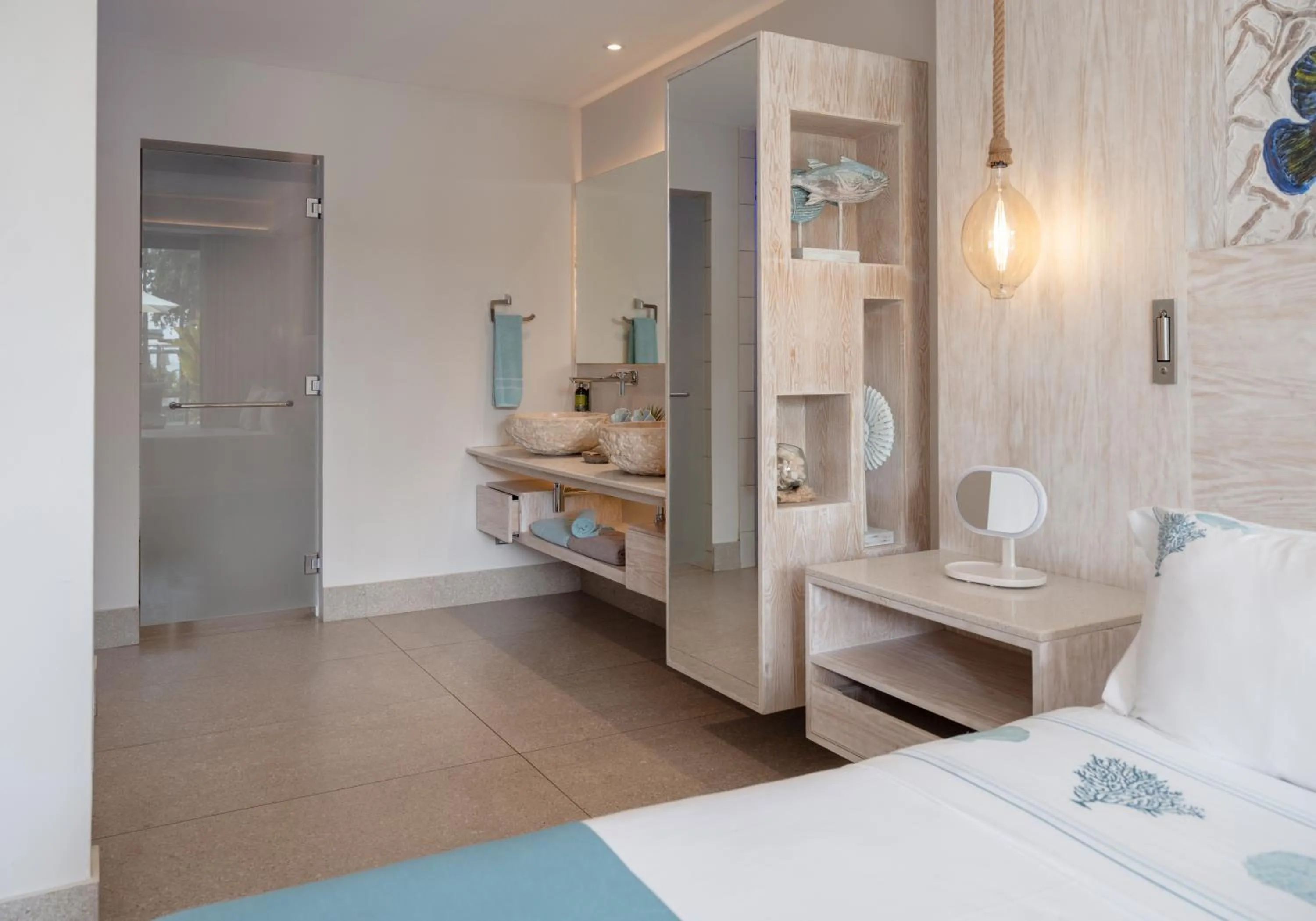 Shower, Bed in Hotel Le Duc de Praslin