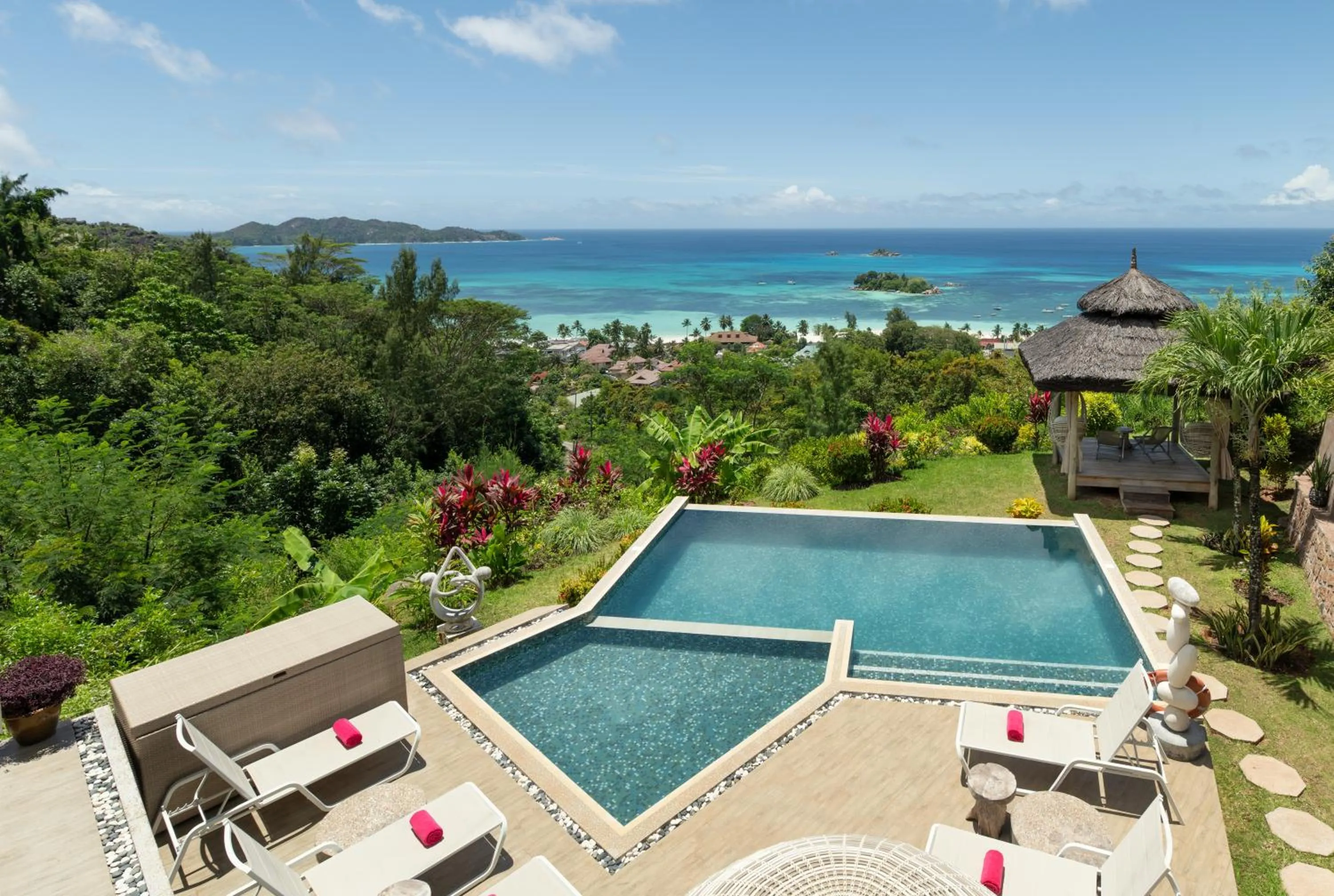 Property building in Hotel Le Duc de Praslin