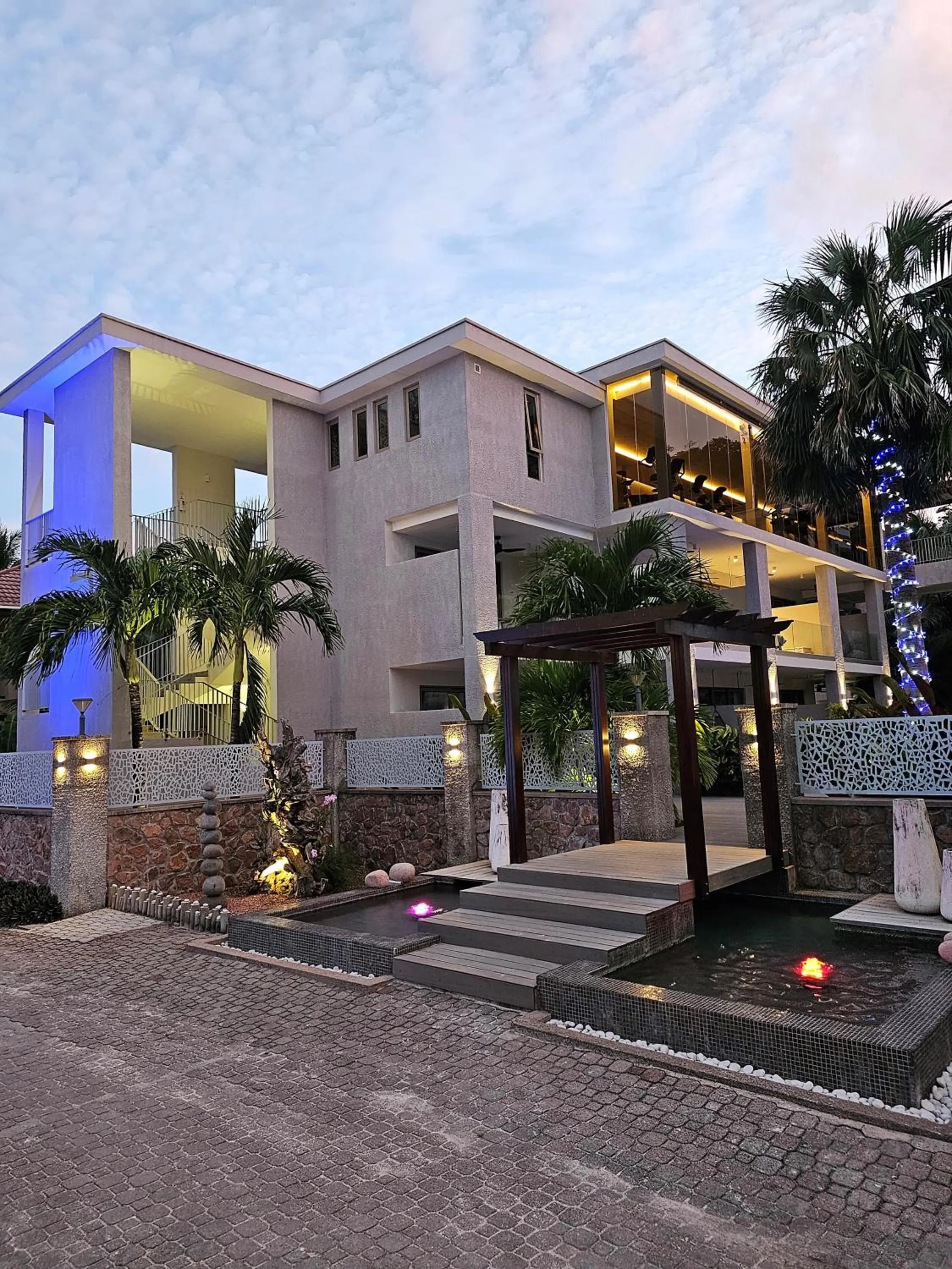 Property building in Hotel Le Duc de Praslin