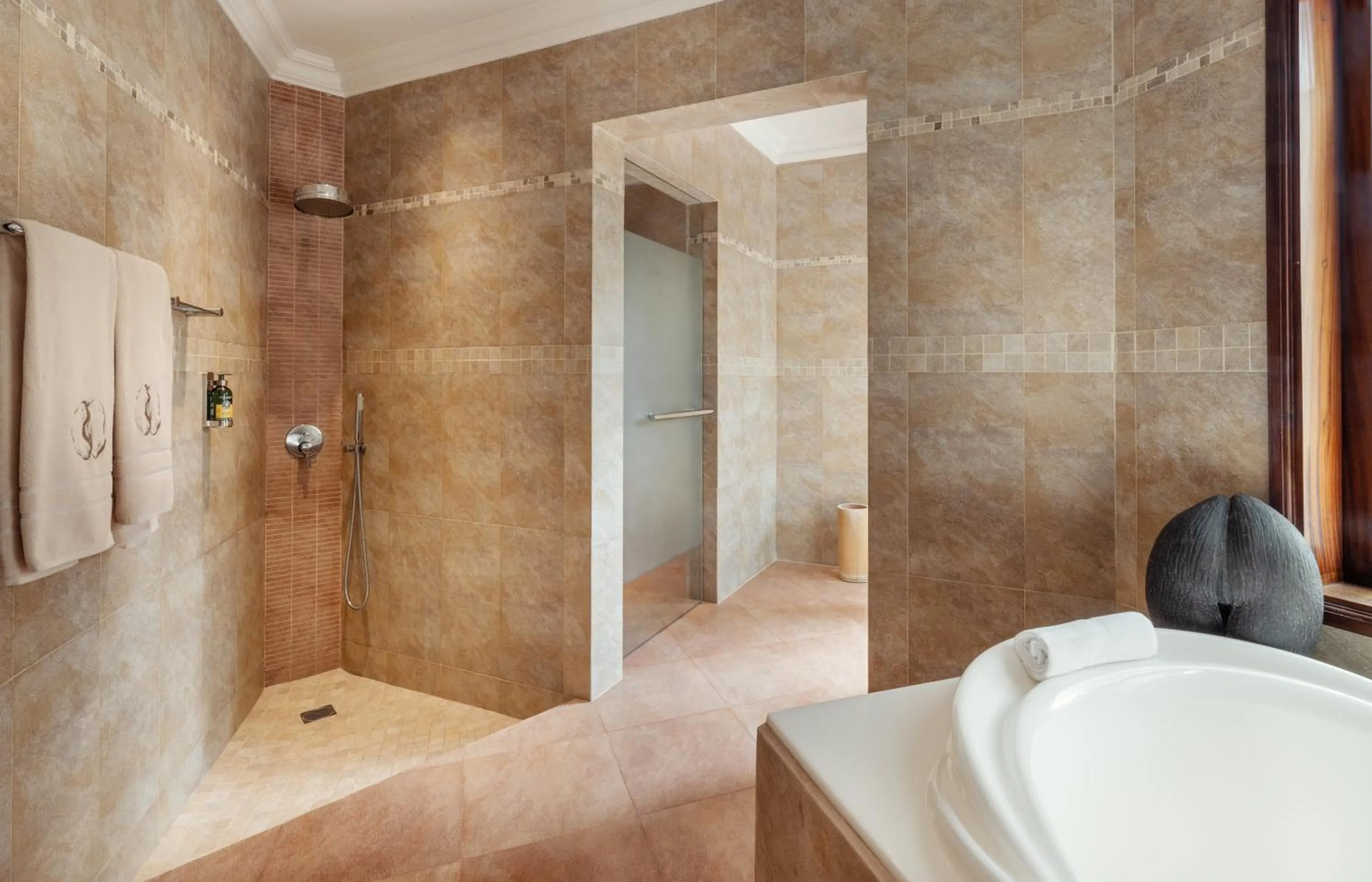 Shower in Hotel Le Duc de Praslin