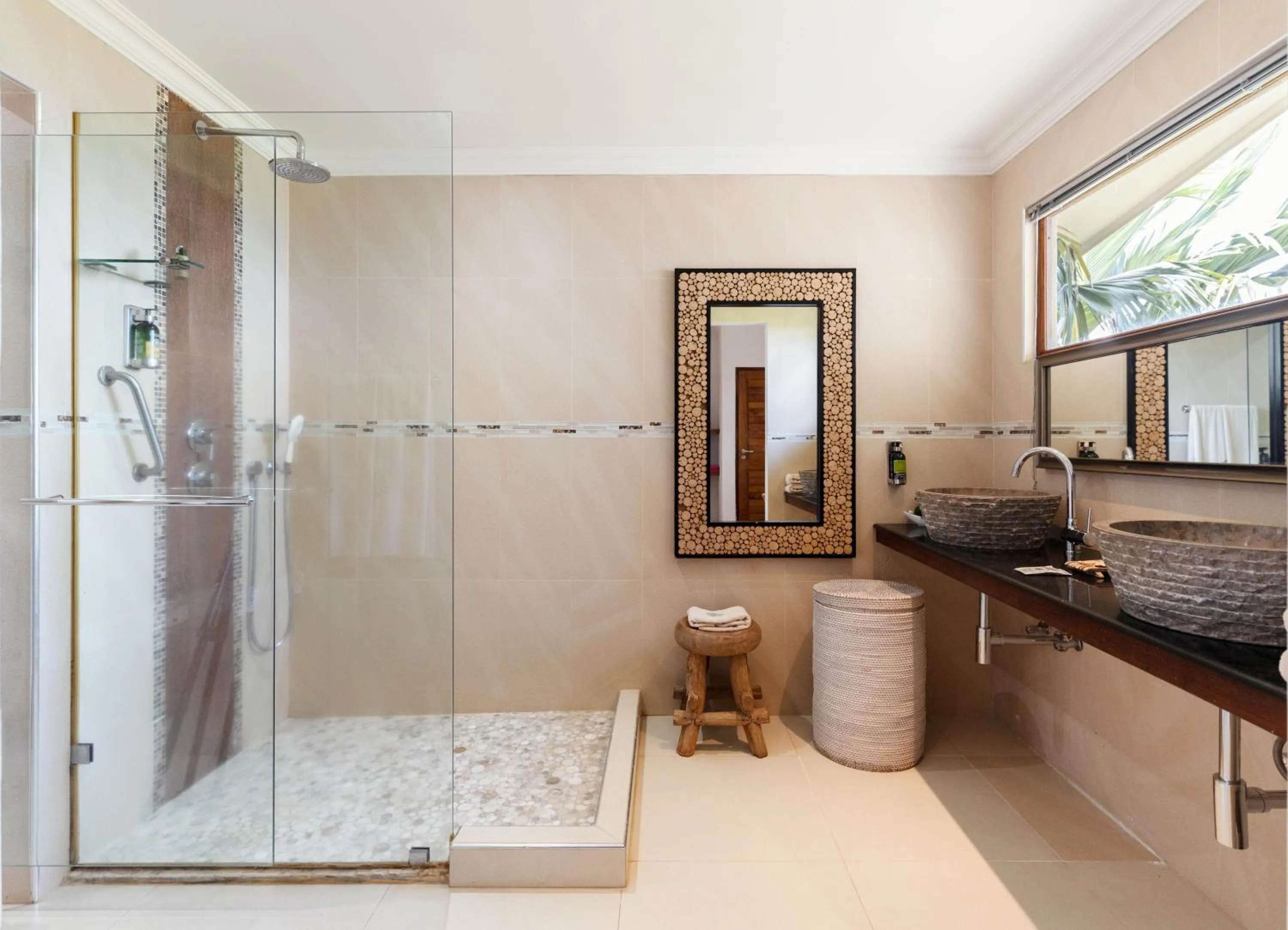 Shower in Hotel Le Duc de Praslin