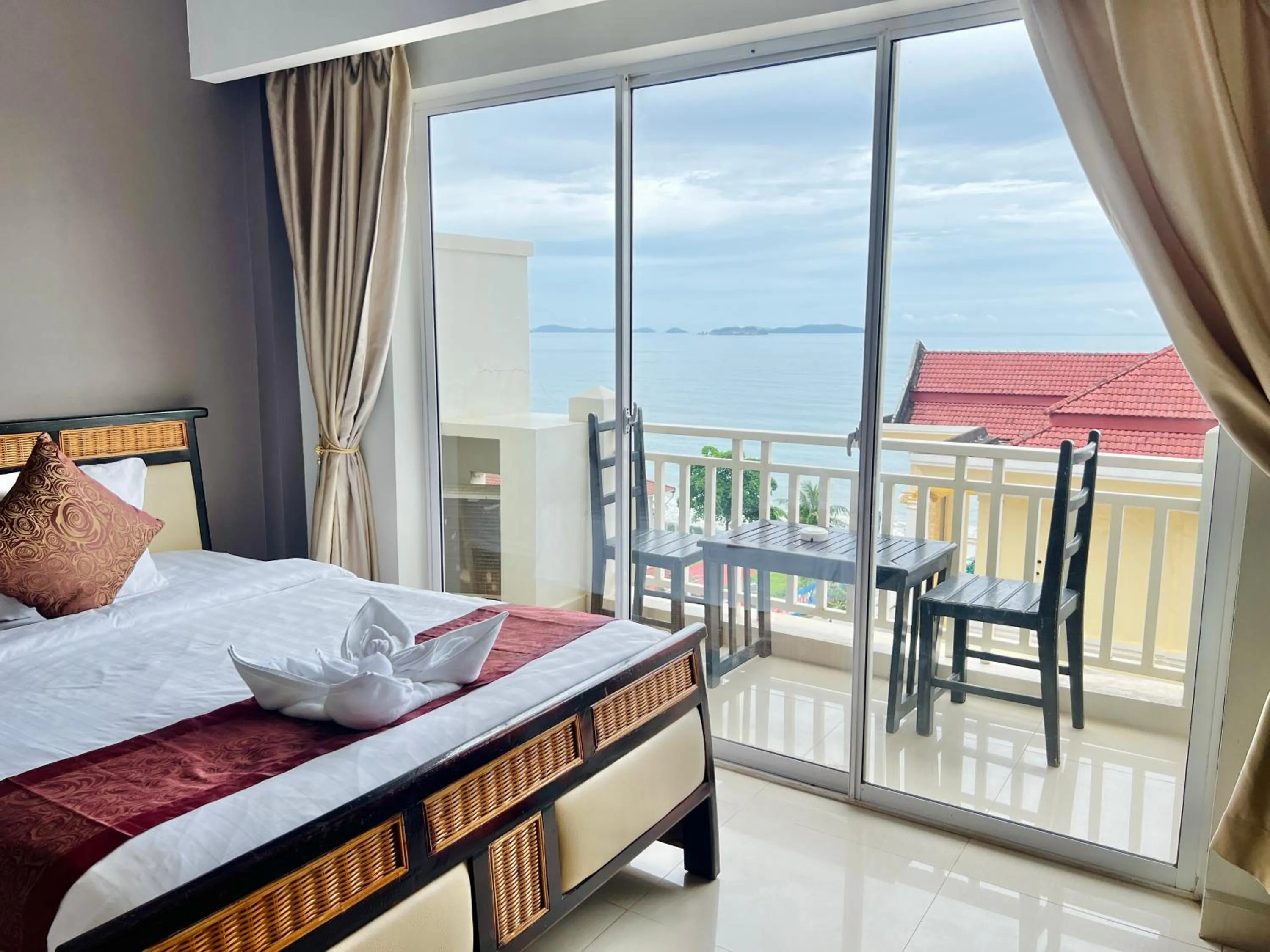 Sea view, Bed in Aristocrat Residence & Hotel