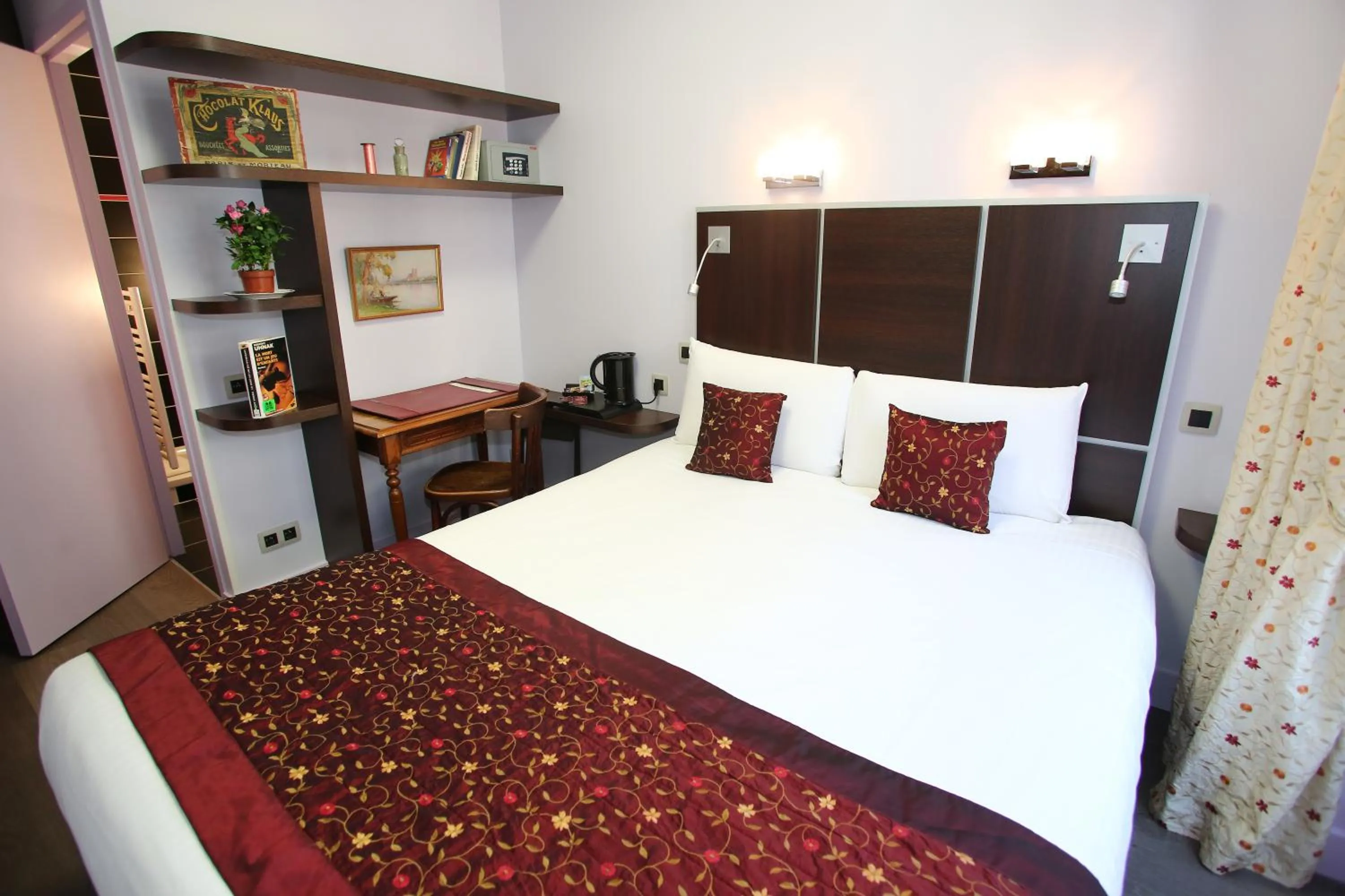 Bed in Hotel des Celestins