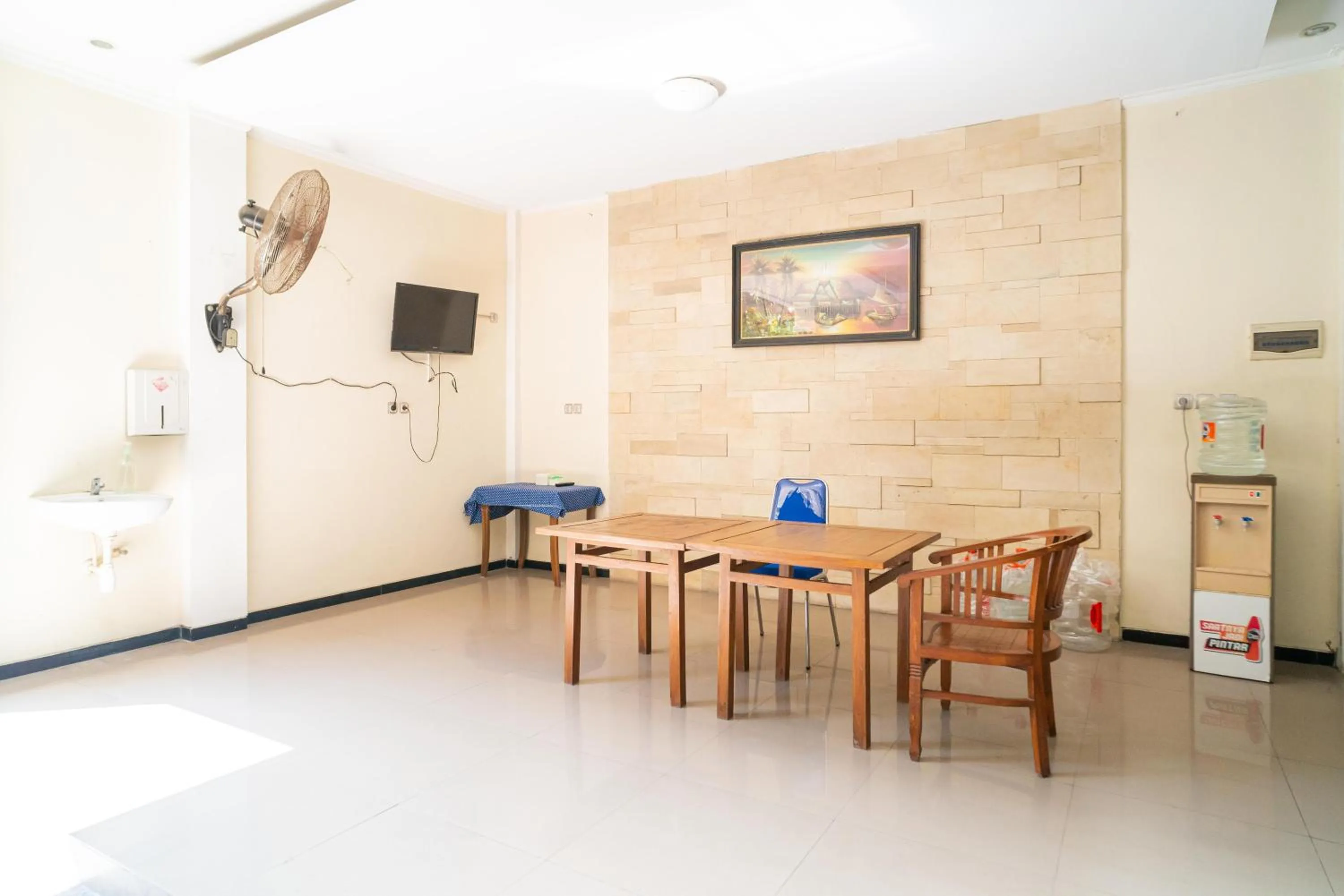 Seating area in RedDoorz Plus Syariah @ Jalan Dokter Wahidin Bojonegoro