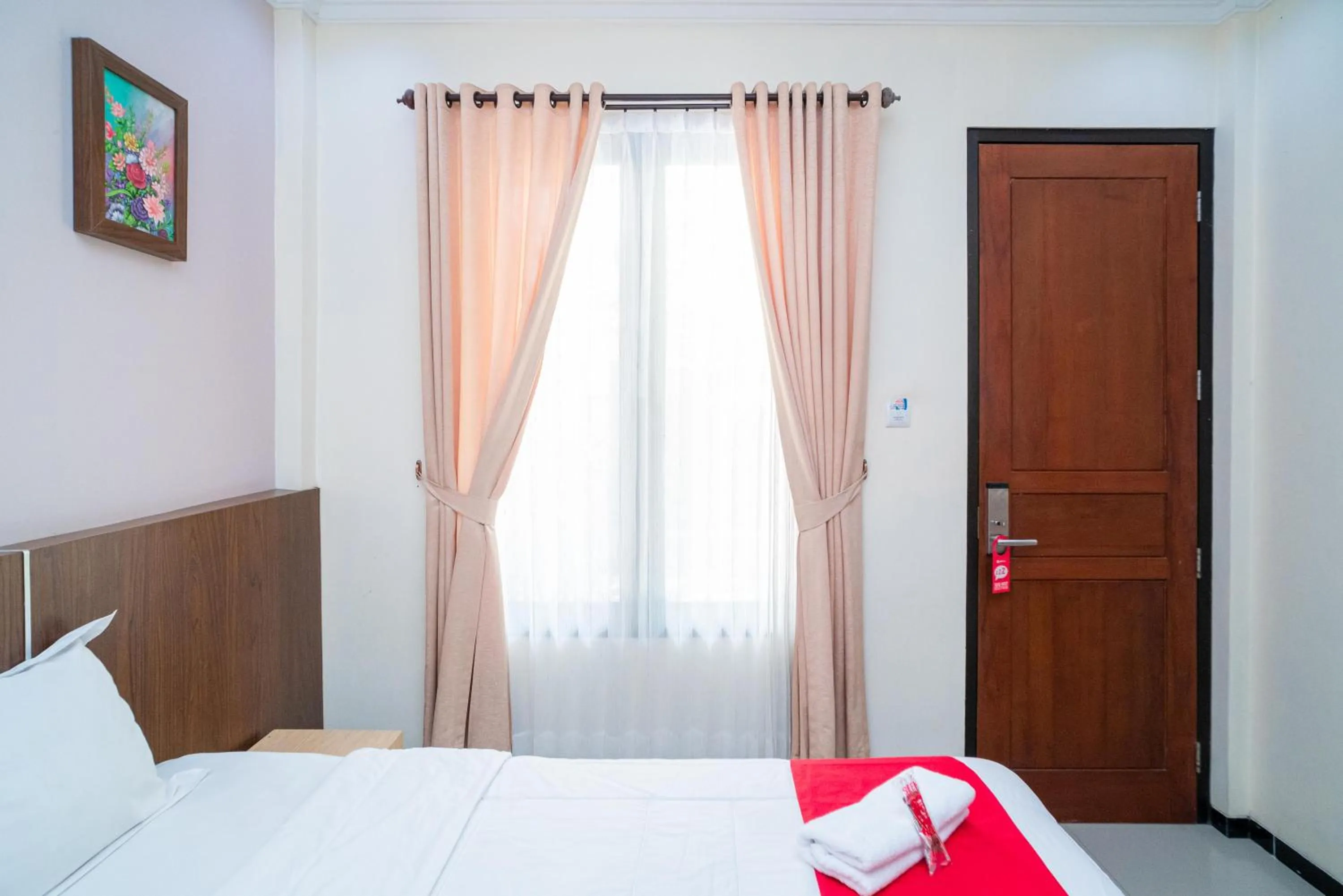 Bedroom, Bed in RedDoorz Plus Syariah @ Jalan Dokter Wahidin Bojonegoro