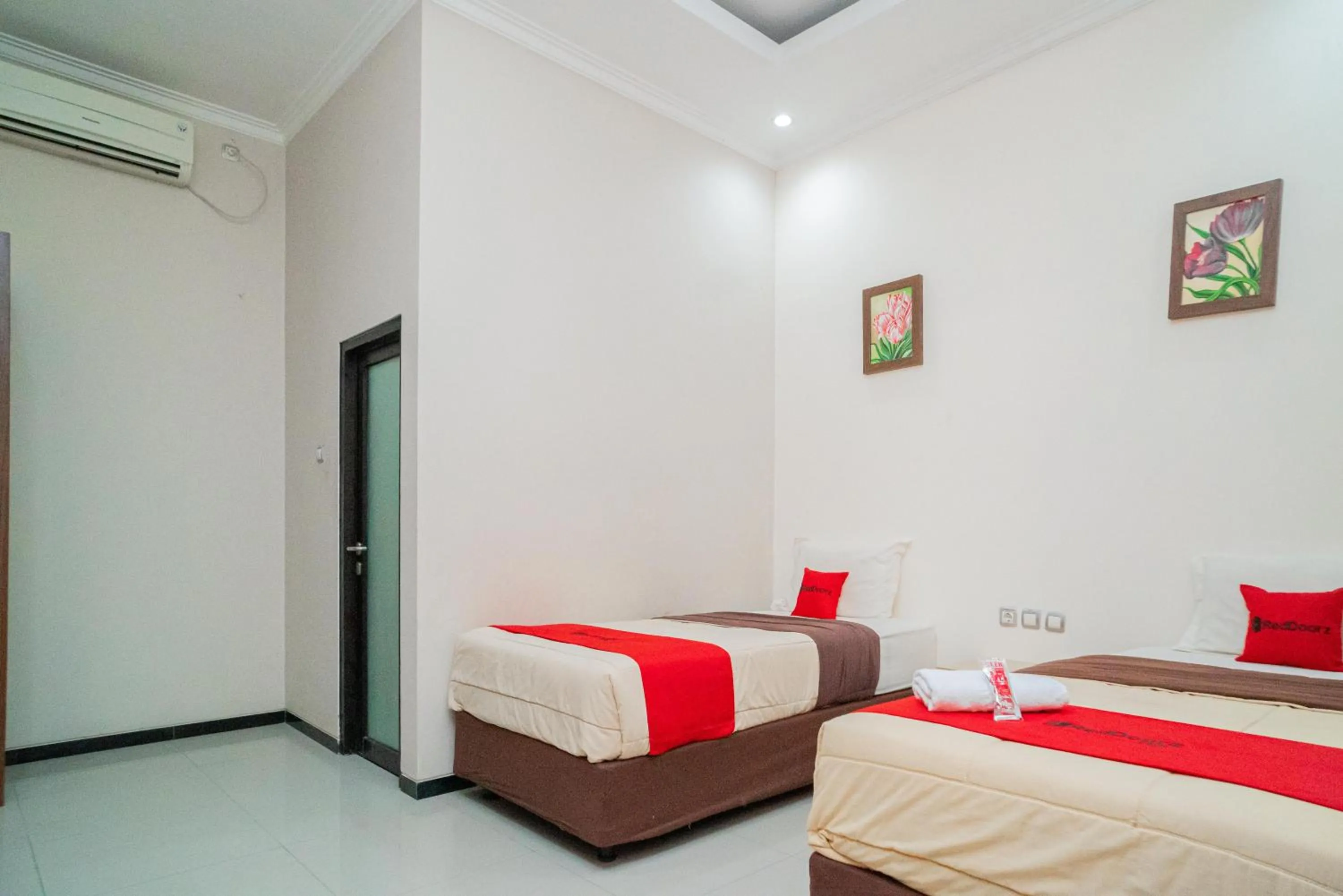 Bedroom, Bed in RedDoorz Plus Syariah @ Jalan Dokter Wahidin Bojonegoro