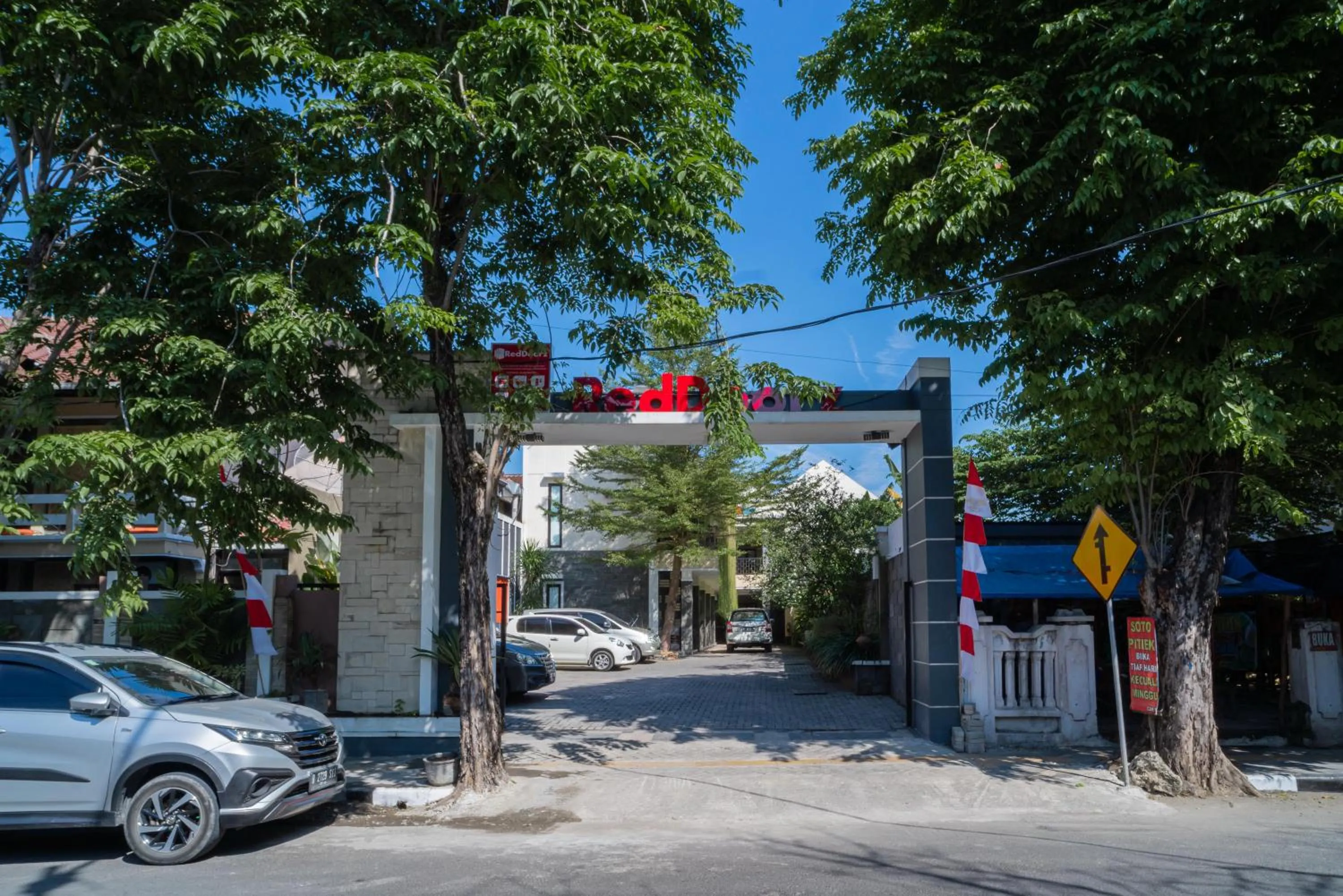 Property building in RedDoorz Plus Syariah @ Jalan Dokter Wahidin Bojonegoro