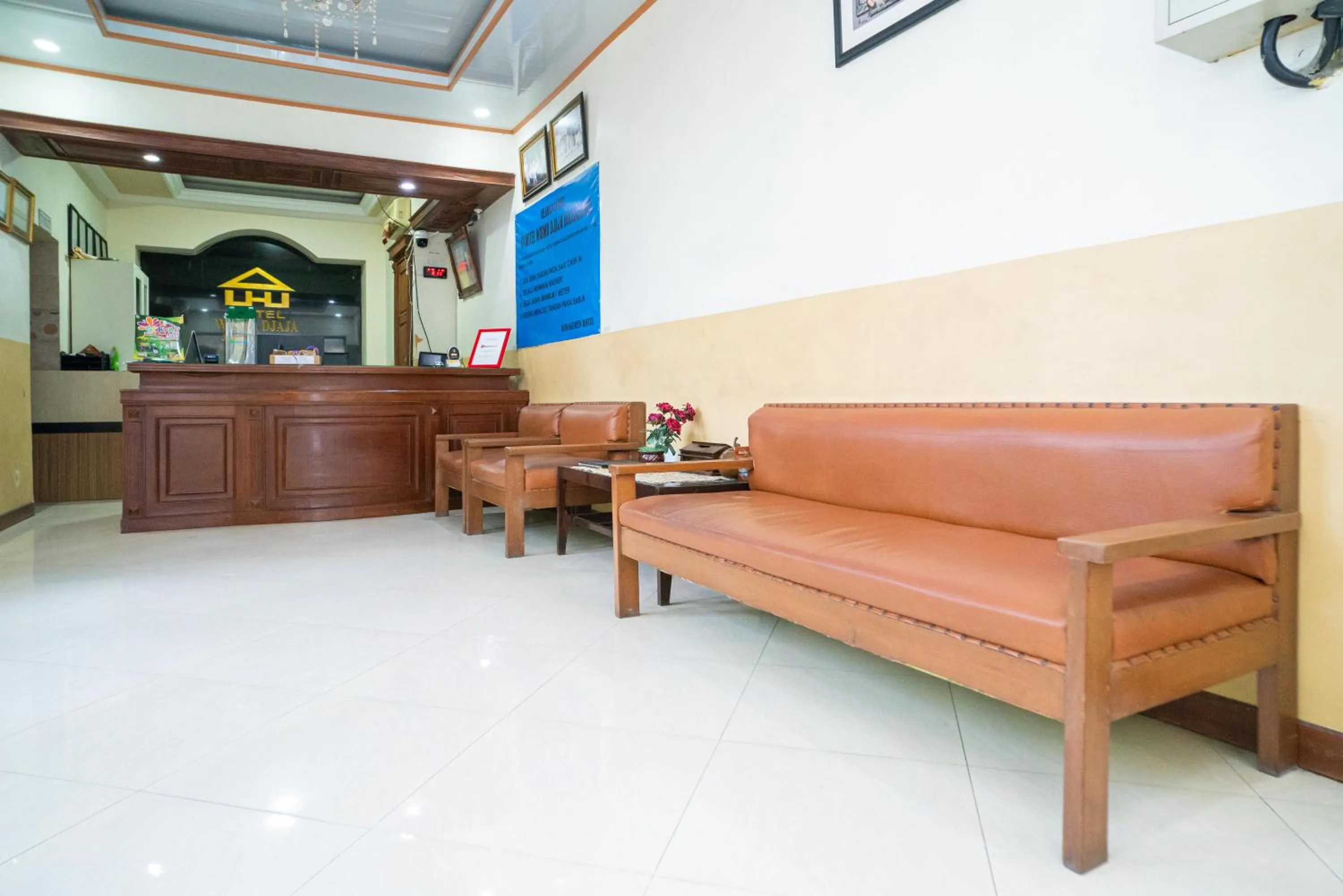 Lobby or reception in RedDoorz Plus Syariah @ Jalan Dokter Wahidin Bojonegoro