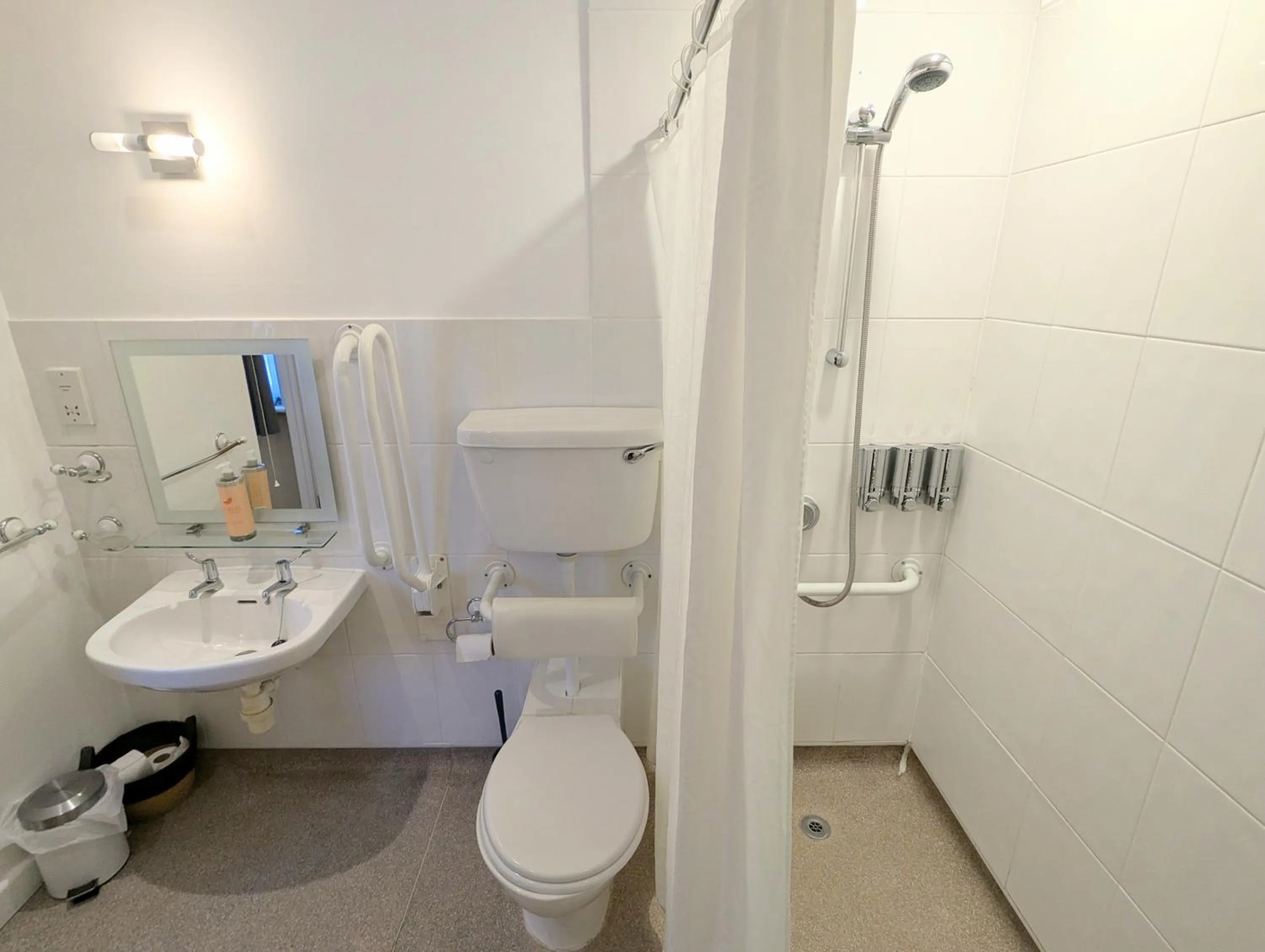 Shower in Kingfisher Barn