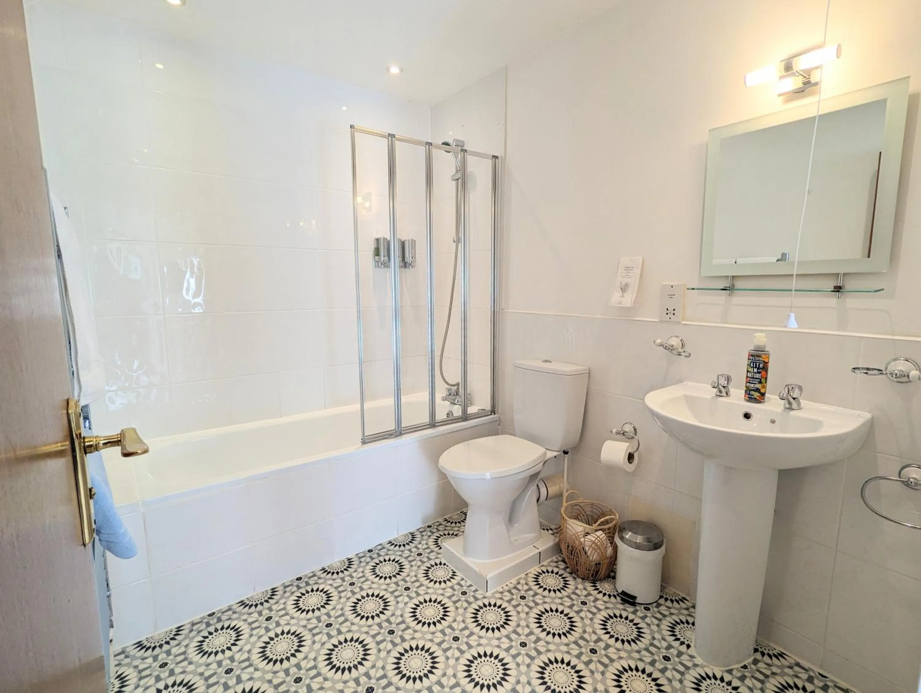 Shower in Kingfisher Barn