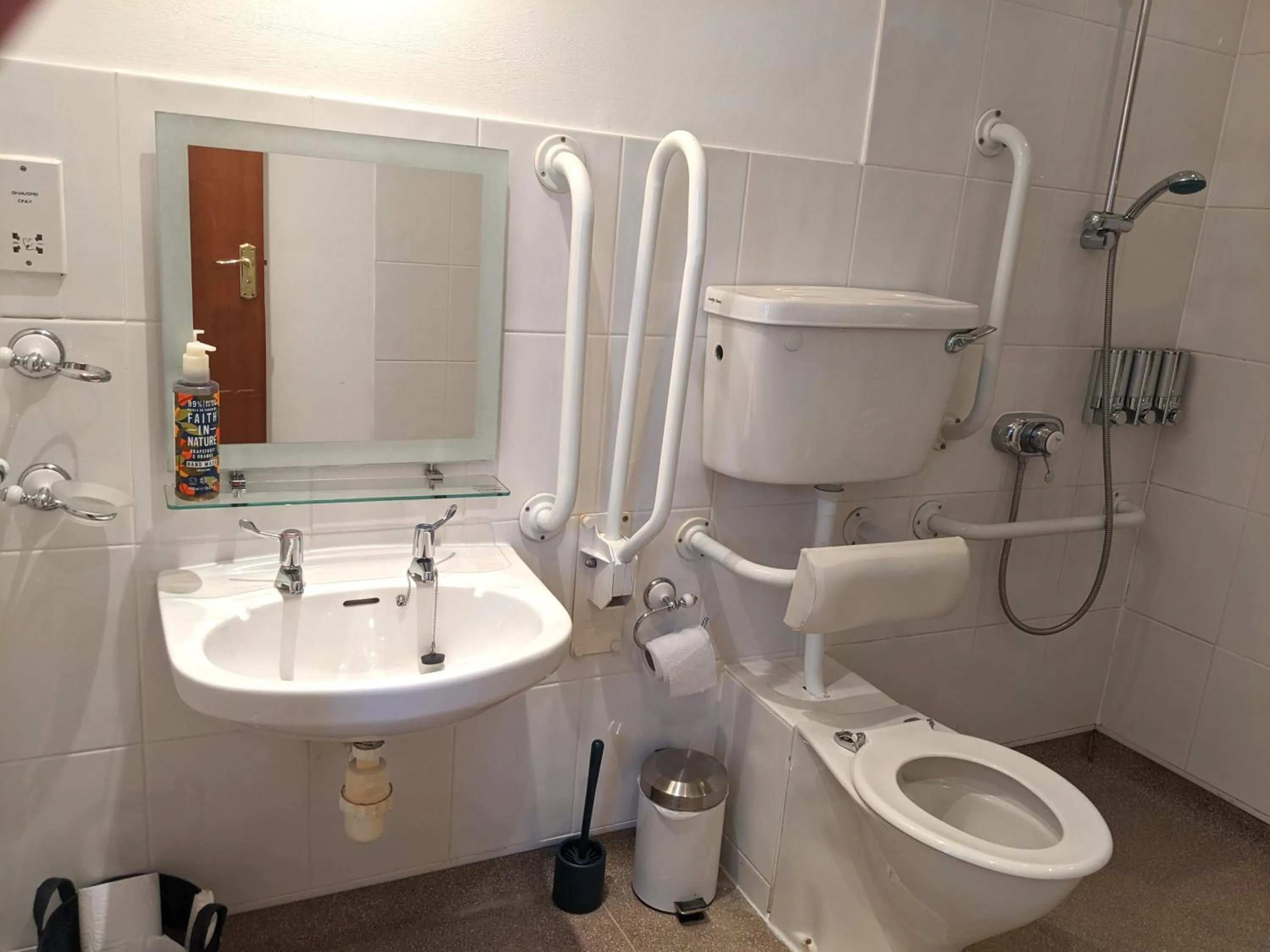 Shower in Kingfisher Barn