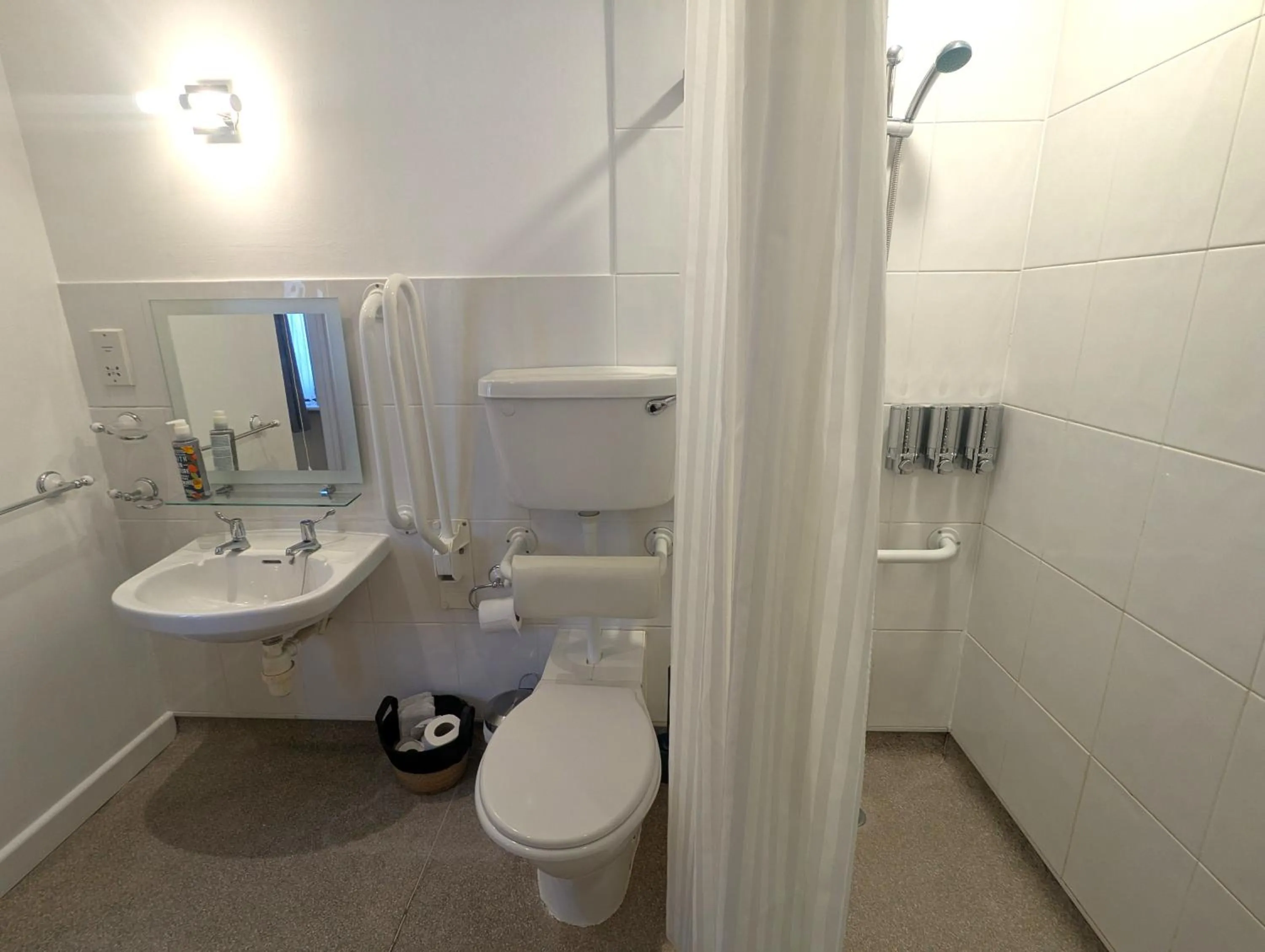 Shower in Kingfisher Barn