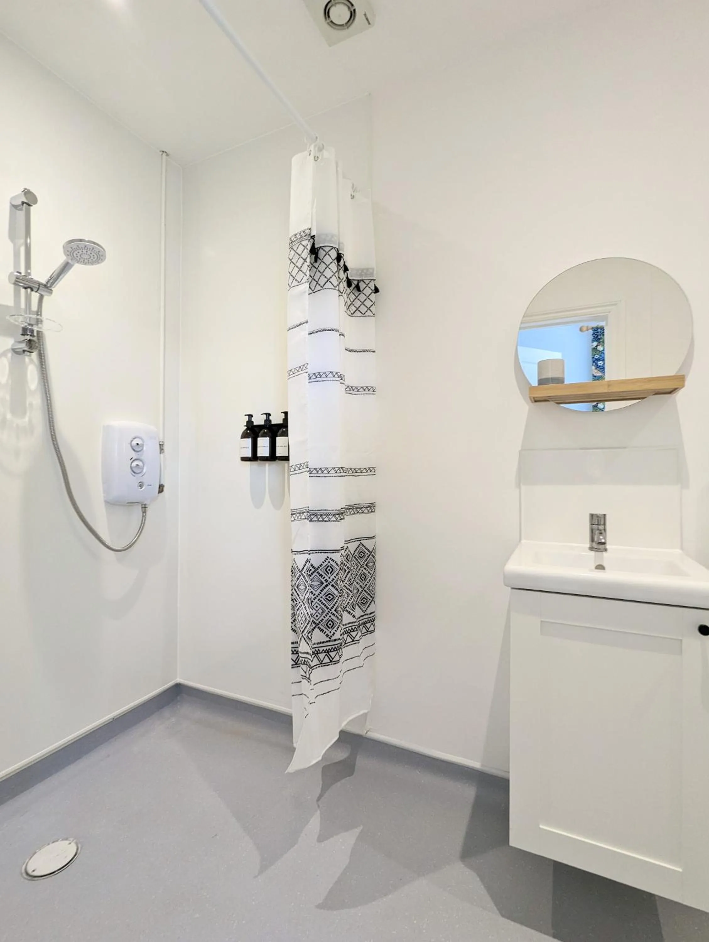 Shower in Kingfisher Barn