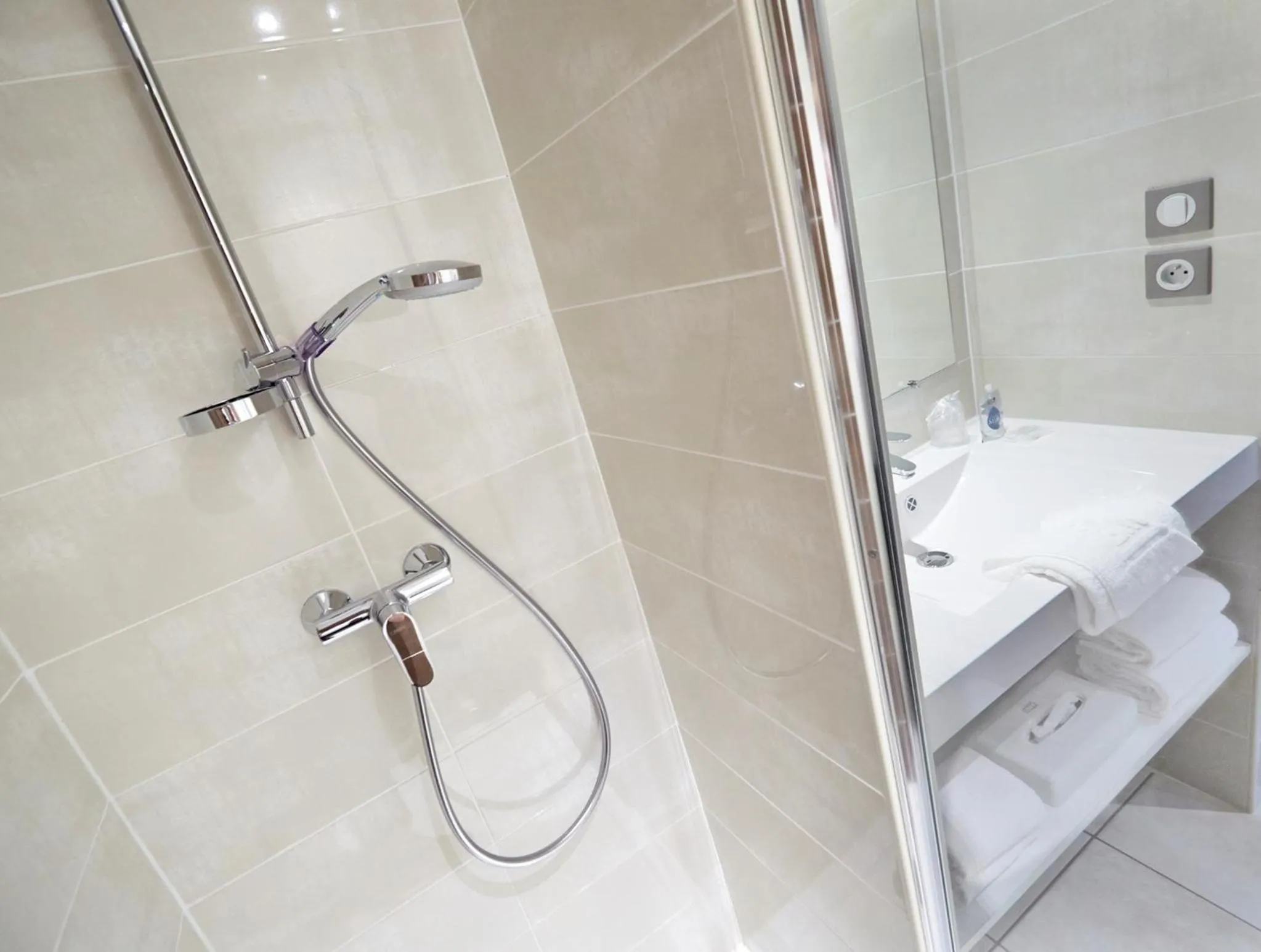 Shower in Kyriad Saint Chély d'Apcher - Aire de la Lozère